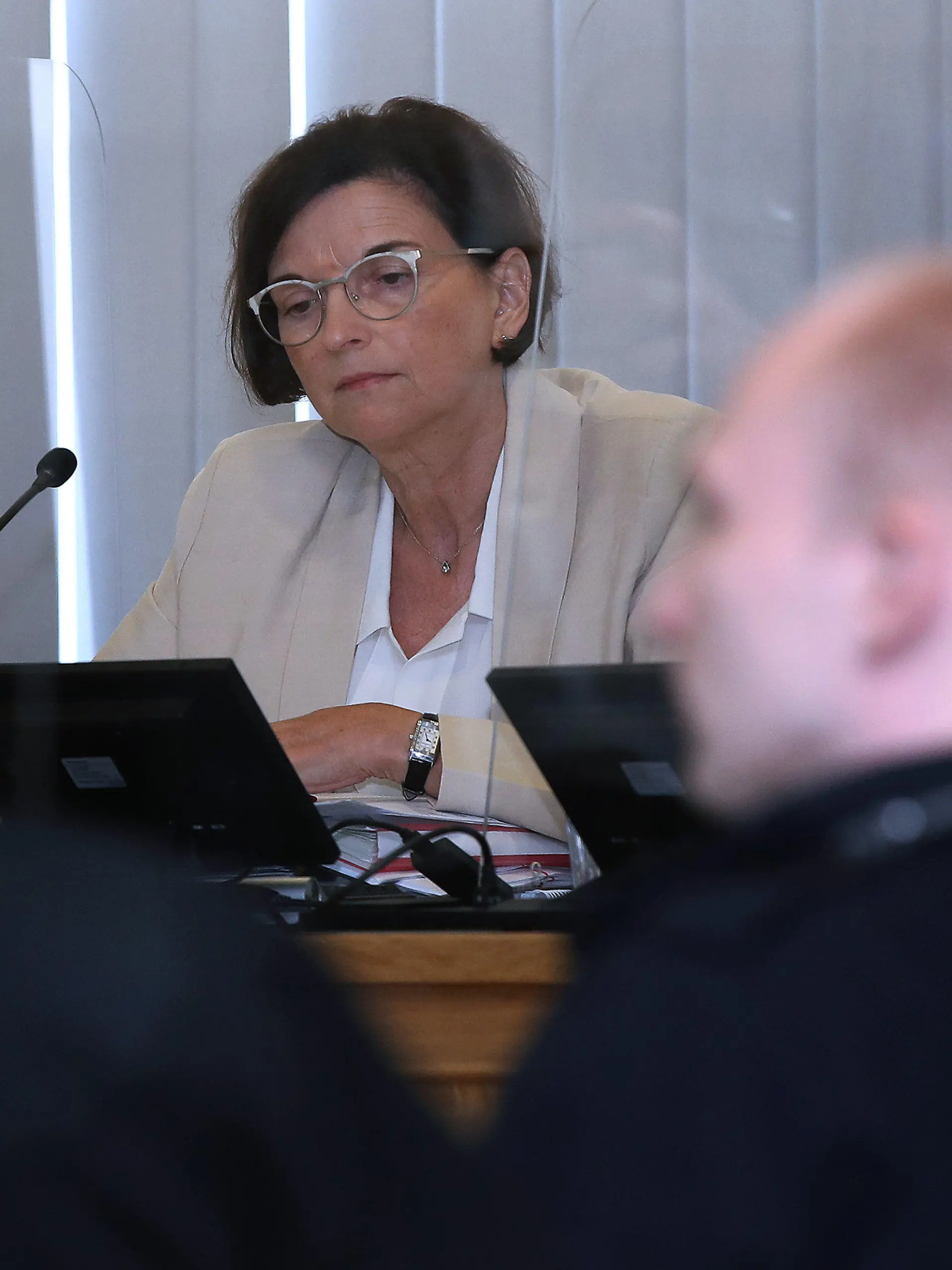 03.08.2020, Sachsen-Anhalt, Magdeburg: Der Angeklagte Stephan Balliet sitzt am fünften Prozesstag im Verhandlungssaal im Landgericht vor der Vorsitzenden Richterin Ursula Mertens. Die Bundesanwaltschaft wirft dem Attentäter von Halle 13 Straftaten vor, unter anderem Mord und versuchten Mord. Er hatte am 09. Oktober 2019 am höchsten jüdischen Feiertag Jom Kippur versucht, in der Synagoge in Halle ein Blutbad anzurichten. Foto: Ronny Hartmann/AFP pool/dpa +++ dpa-Bildfunk +++