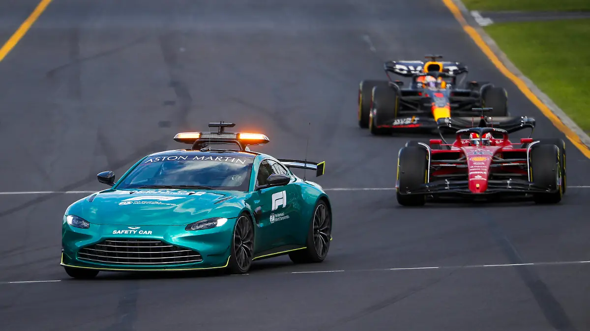 Safety car, 16 LECLERC Charles mco, Scuderia Ferrari F1-75, action during the Formula 1 Heineken Australian Grand Prix 2022, 3rd round of the 2022 FIA Formula One World Championship, WM, Weltmeisterschaft on the Albert Park Circuit, from April 8 to 10, 2022 in Melbourne, Australia - F1 - AUSTRALIAN GRAND PRIX 2022 - RACE DPPI/Panoramic PUBLICATIONxNOTxINxFRAxITAxBEL 00122009__V2_0205.JPG_