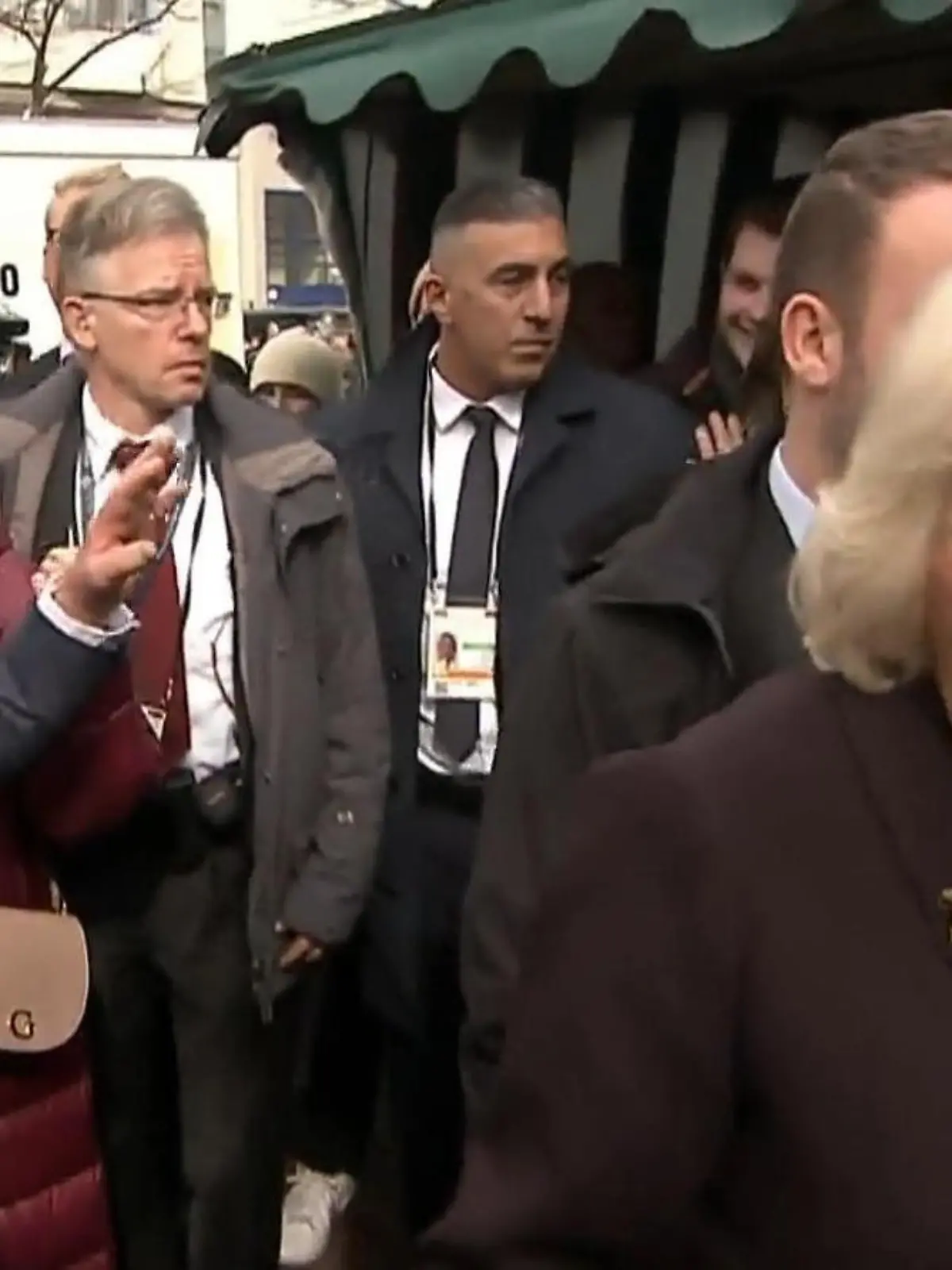 König Charles und seine Camilla auf dem Wochenmarkt in Berlin