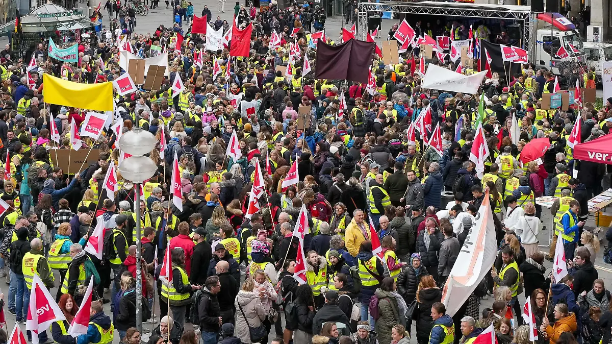 Muenchen Großstreiktag, Streik der Gewerkschaft Ver.di im oeffentlichen Dienst, Stadt Muenchen, Muenchen 21.03.2023 Streikende des oeffentlichen Dienstes der Stadt München auf dem Marienplatz, Blick vom Rathausbalkon. Großstreiktag, Streik der Gewerkschaft Ver.di im oeffentlichen Dienst, Stadt Muenchen, Muenchen 21.03.2023 *** Munich major strike day, strike of the public service union Ver di, city of Munich, Munich 21 03 2023 strikers of the public service u Copyright: xEibner-Pressefoto/JohannxMedveyx EP_JMY