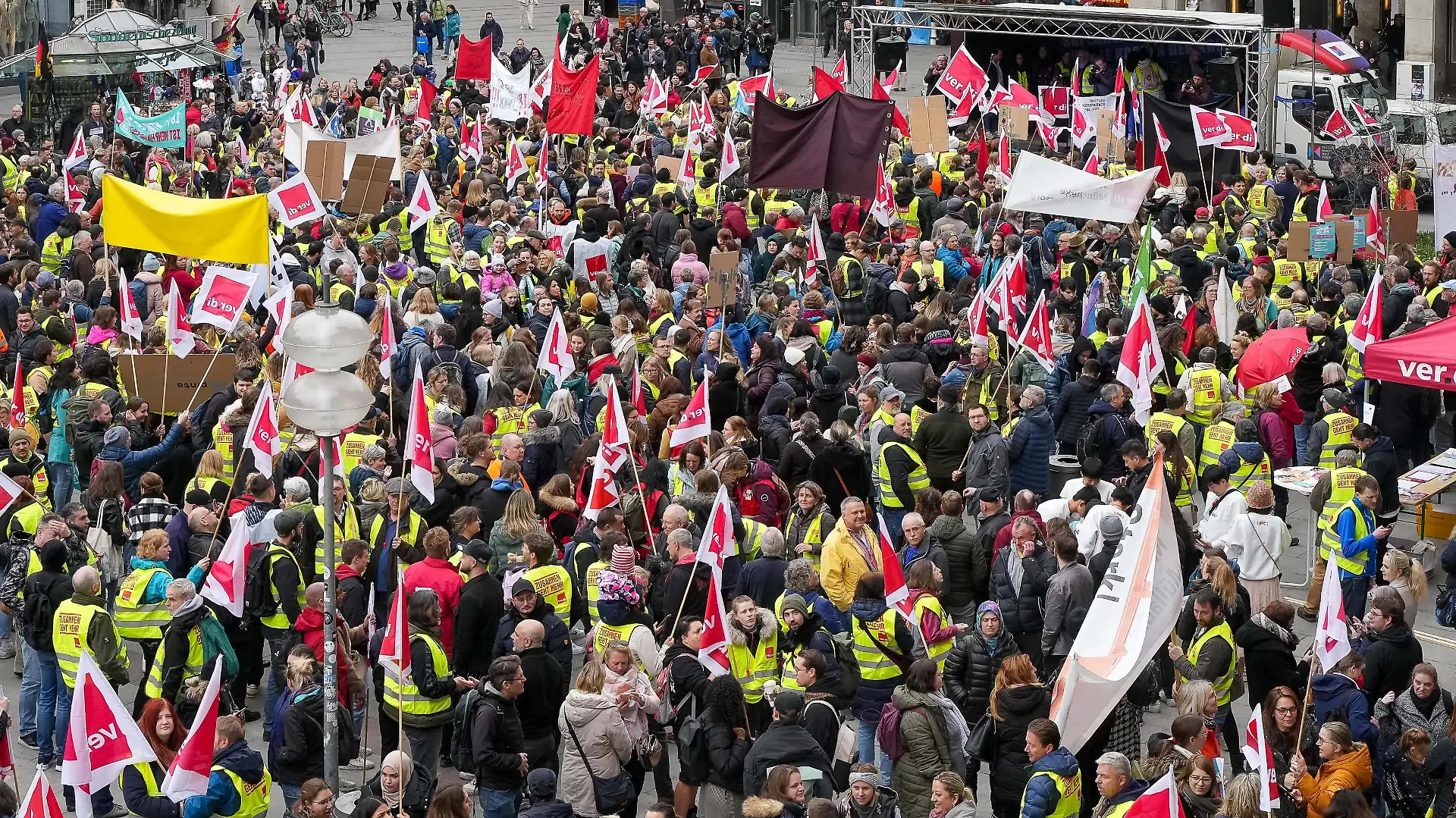 Muenchen Großstreiktag, Streik der Gewerkschaft Ver.di im oeffentlichen Dienst, Stadt Muenchen, Muenchen 21.03.2023 Streikende des oeffentlichen Dienstes der Stadt München auf dem Marienplatz, Blick vom Rathausbalkon. Großstreiktag, Streik der Gewerkschaft Ver.di im oeffentlichen Dienst, Stadt Muenchen, Muenchen 21.03.2023 *** Munich major strike day, strike of the public service union Ver di, city of Munich, Munich 21 03 2023 strikers of the public service u Copyright: xEibner-Pressefoto/JohannxMedveyx EP_JMY