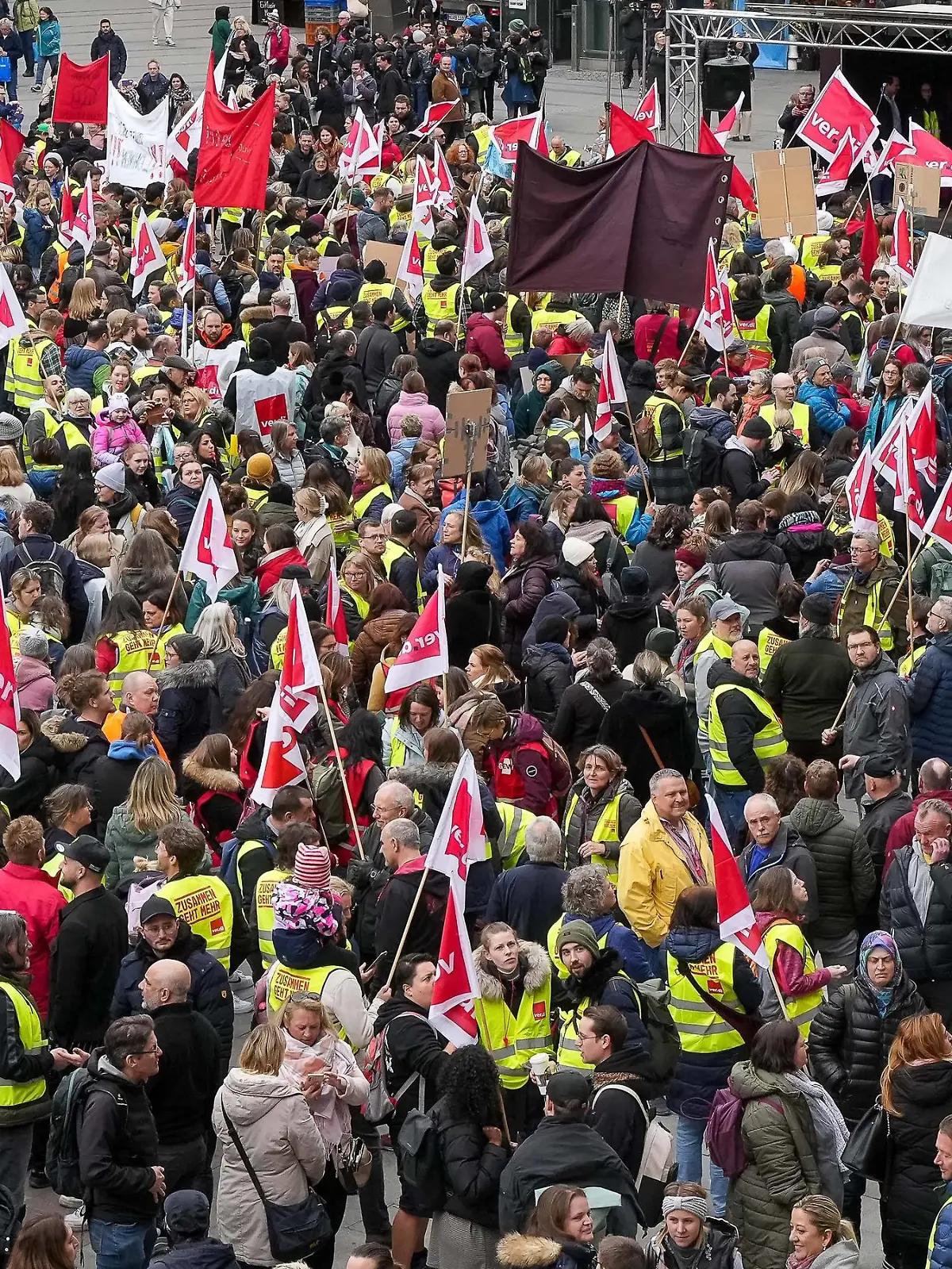 Muenchen Großstreiktag, Streik der Gewerkschaft Ver.di im oeffentlichen Dienst, Stadt Muenchen, Muenchen 21.03.2023 Streikende des oeffentlichen Dienstes der Stadt München auf dem Marienplatz, Blick vom Rathausbalkon. Großstreiktag, Streik der Gewerkschaft Ver.di im oeffentlichen Dienst, Stadt Muenchen, Muenchen 21.03.2023 *** Munich major strike day, strike of the public service union Ver di, city of Munich, Munich 21 03 2023 strikers of the public service u Copyright: xEibner-Pressefoto/JohannxMedveyx EP_JMY