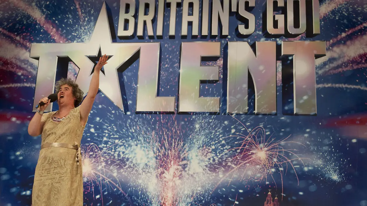 Die Schottin Susan Boyle bei ihrem Auftritt in der Nachwuchs-Show "Britain?s got Talent" (undatierte Aufnahme). Susan Boyle (48) muss an hemmungsloser Selbstüberschätzung leiden, war auf den ungläubigen Gesichtern im Saal abzulesen. Die Frau mit den Doppelkinn, den weiten Hüften, dem eckigen Gesicht und dem unmodernen Kleid träumte von einer Karriere als Sängerin und hoffte bei der britischen Casting-TV-Show «Britain?s got Talent» auf ihre Entdeckung. Und ein Juror noch voller Häme fragte, warum es wohl bislang mit der Karriere nichts wurde, hatte er die Lacher auf seiner Seite. Und dann fing Susan Boyle zu singen an. Und verzauberte den Saal und Millionen Menschen an den Fernsehbildschirmen. Foto: Ken McKay / ITV1 (ACHTUNG: Veröffentlichung des Bildes nur in Zusammenhang mit dem entsprechenden dpa-Korr) (Zu dpa 0840) +++(c) dpa - Report+++