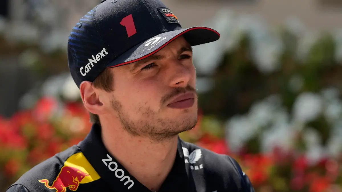 ARCHIV - 04.03.2023, Bahrain, Sakhir: Motorsport: Formel-1-Weltmeisterschaft, Grand Prix von Bahrain 3. Freies Training: Red-Bull-Pilot Max Verstappen aus den Niederlanden kommt zum dritten freien Training (zu dpa: Verstappen reist nach Magenproblemen verspätet nach Dschidda) (zu dpa: «Verstappen reist nach Magenproblemen verspätet nach Dschidda») Foto: Frank Augstein/AP/dpa +++ dpa-Bildfunk +++