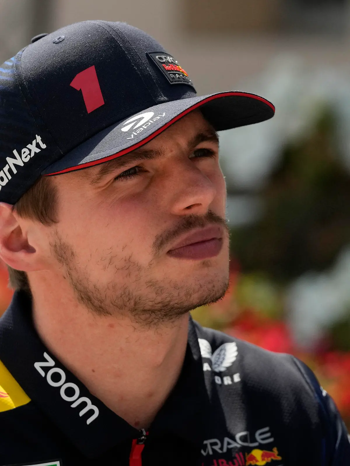 ARCHIV - 04.03.2023, Bahrain, Sakhir: Motorsport: Formel-1-Weltmeisterschaft, Grand Prix von Bahrain 3. Freies Training: Red-Bull-Pilot Max Verstappen aus den Niederlanden kommt zum dritten freien Training (zu dpa: Verstappen reist nach Magenproblemen verspätet nach Dschidda) (zu dpa: «Verstappen reist nach Magenproblemen verspätet nach Dschidda») Foto: Frank Augstein/AP/dpa +++ dpa-Bildfunk +++