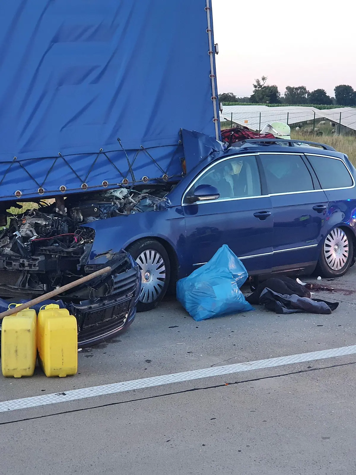 30.07.2020, Brandenburg, Pritzwalk: Ein Auto steckt nach einem schweren Unfall unter einem Lkw Auflieger. Bei dem Verkehrsunfall auf der Autobahn 24 ist ein Mensch ums Leben gekommen. Foto: Julian Stähle/dpa-Zentralbild/dpa +++ dpa-Bildfunk +++