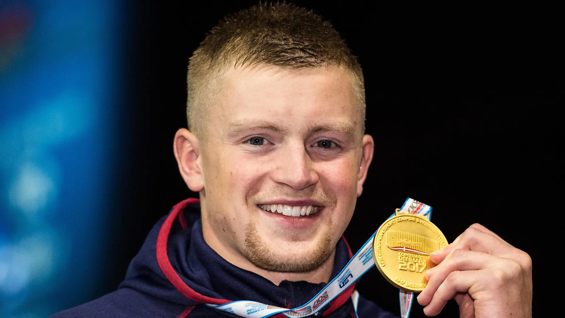 Schwimmen, Kurzbahn-EM in Kopenhagen 171216 Storbritanniens Adam Peaty (guld) med sin medalj efter finalen pa 100 meter bröstsim under kortbane-EM i simning den 16 december 2017 i Köpenhamn. *** 171216 Britains Adam Peaty gold with his medal after the finals of 100m chest strap during the short run EM in swimming on December 16, 2017 in Copenhagen PUBLICATIONxNOTxINxDENxNORxSWExFINxAUT Copyright: PETTERxARVIDSON BB171216PA173