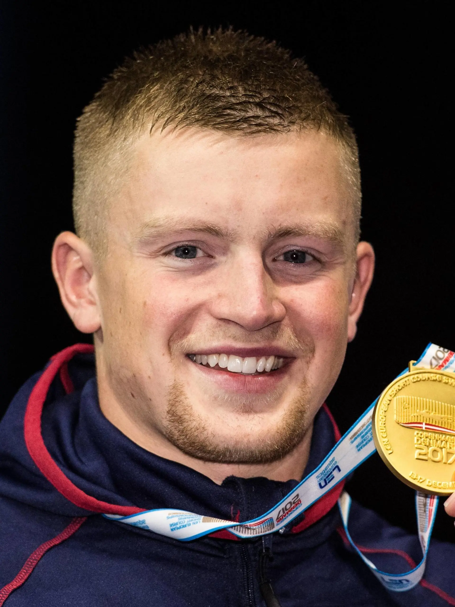 Schwimmen, Kurzbahn-EM in Kopenhagen  171216 Storbritanniens Adam Peaty (guld) med sin medalj efter finalen pa 100 meter bröstsim under kortbane-EM i simning den 16 december 2017 i Köpenhamn. *** 171216 Britains Adam Peaty gold with his medal after the finals of 100m chest strap during the short run EM in swimming on December 16, 2017 in Copenhagen PUBLICATIONxNOTxINxDENxNORxSWExFINxAUT Copyright: PETTERxARVIDSON BB171216PA173  