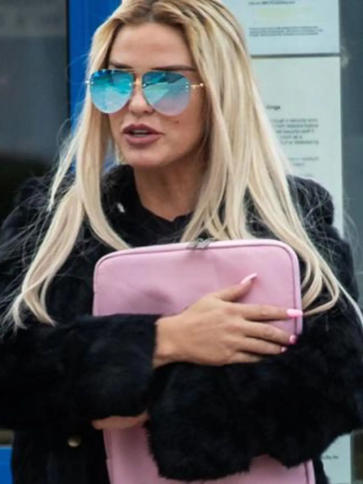 Katie Price bricht sich beide Füße im Urlaub