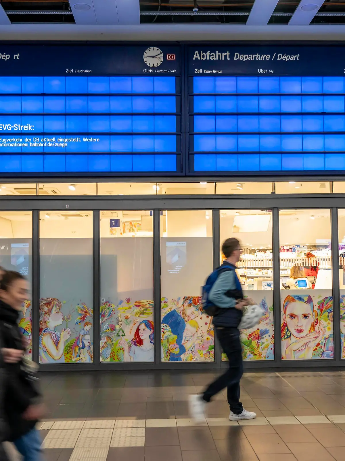 Warnstreik, Super-Streik der Gewerkschaften VER.DI und EVG, legen in ganz Deutschland den Fern-, Regional-, und S-Bahn-Verkehr, sowie die Flughäfen lahm, HBF-Bahnhofshalle in Essen, leere Anzeigetafel, NRW, Deutschland, Baustelle *** Warning strike, super strike of the unions VER DI and EVG, paralyze the long-distance, regional, and S-Bahn traffic, as well as the airports, HBF station hall in Essen, empty display board, NRW, Germany, construction site
