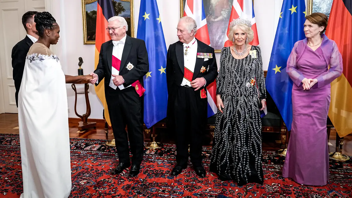 Defilee im Schloss Bellevue beim Staatsbesuch von Koenig Charles III. in Berlin Motsi Mabuse gemeinsam mit Evgenij Voznyuk , Bundespraesident Frank-Walter Steinmeier, Koenig Charles III. des Vereinigten Koenigreichs Großbritannien und Nordirland, Koenigin-Gemahlin Camilla des Vereinigten Koenigreichs Großbritannien und Nordirland und First Lady Elke Buedenbender beim Defilee im Schloss Bellevue im Rahmen des Staatsbankett im Rahmen des Staatsbesuchs des Britischen Koenigs in Berlin Berlin Berlin Deutschland *** Defilee at Bellevue Palace during the state visit of King Charles III in Berlin Motsi Mabuse together with Evgenij Voznyuk , German President Frank Walter Steinmeier, King Charles III of the United Kingdom of Great Britain and No