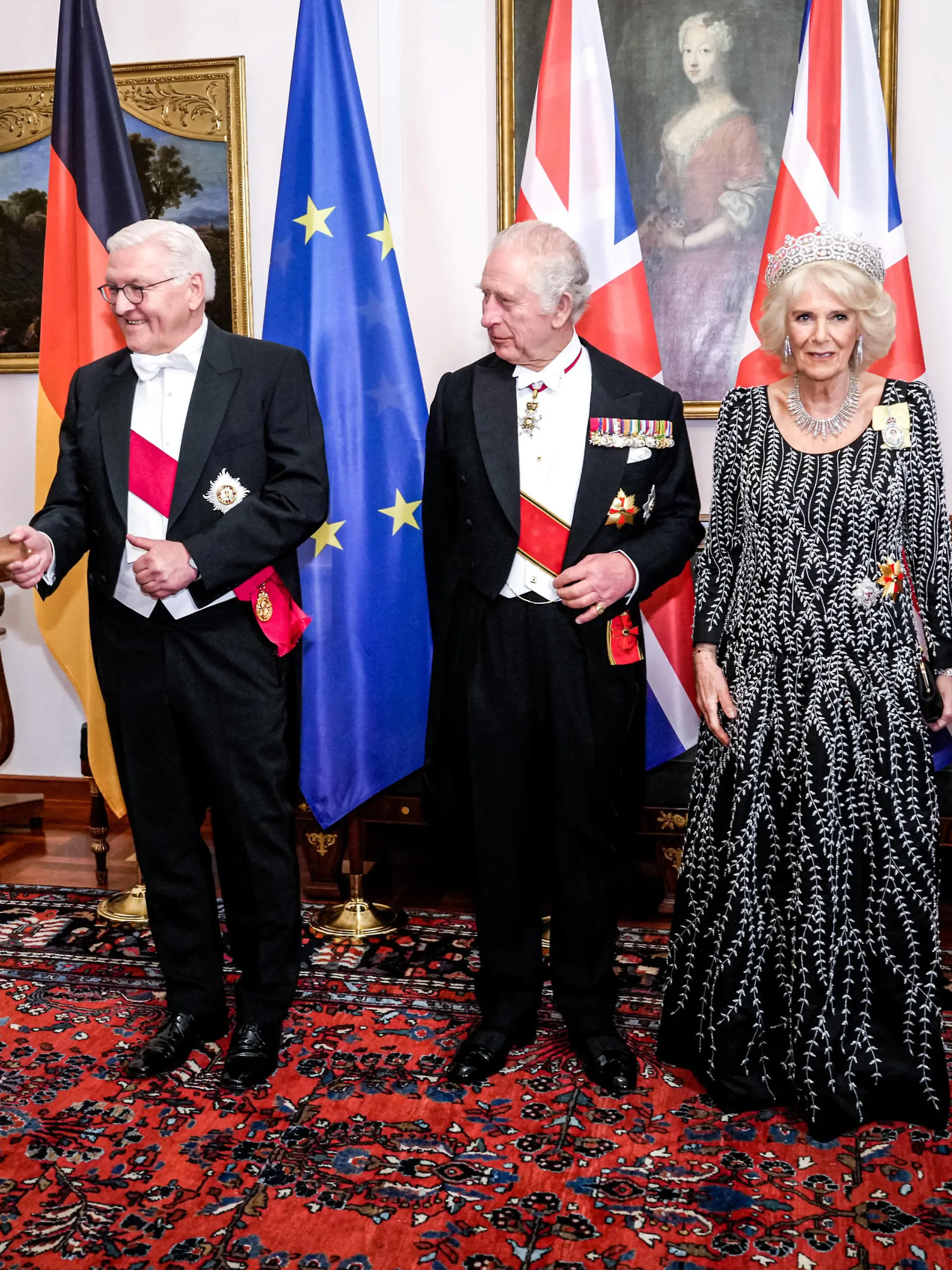 Defilee im Schloss Bellevue beim Staatsbesuch von Koenig Charles III. in Berlin Motsi Mabuse gemeinsam mit Evgenij Voznyuk , Bundespraesident Frank-Walter Steinmeier, Koenig Charles III. des Vereinigten Koenigreichs Großbritannien und Nordirland, Koenigin-Gemahlin Camilla des Vereinigten Koenigreichs Großbritannien und Nordirland und First Lady Elke Buedenbender beim Defilee im Schloss Bellevue im Rahmen des Staatsbankett im Rahmen des Staatsbesuchs des Britischen Koenigs in Berlin Berlin Berlin Deutschland *** Defilee at Bellevue Palace during the state visit of King Charles III in Berlin Motsi Mabuse together with Evgenij Voznyuk , German President Frank Walter Steinmeier, King Charles III of the United Kingdom of Great Britain and No