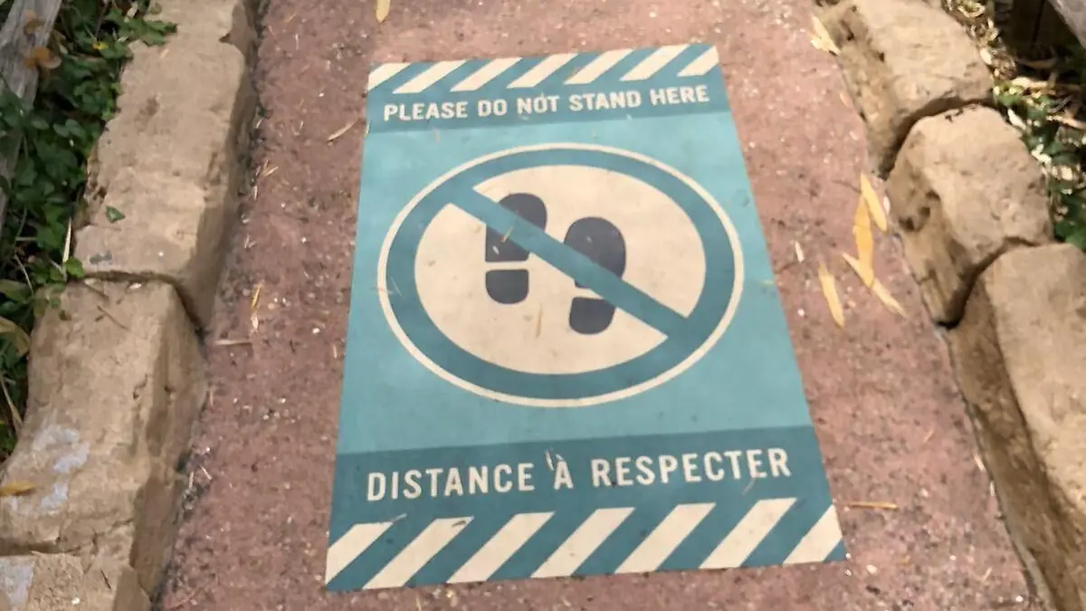 "Please do not stand here" Schild in Disneyland