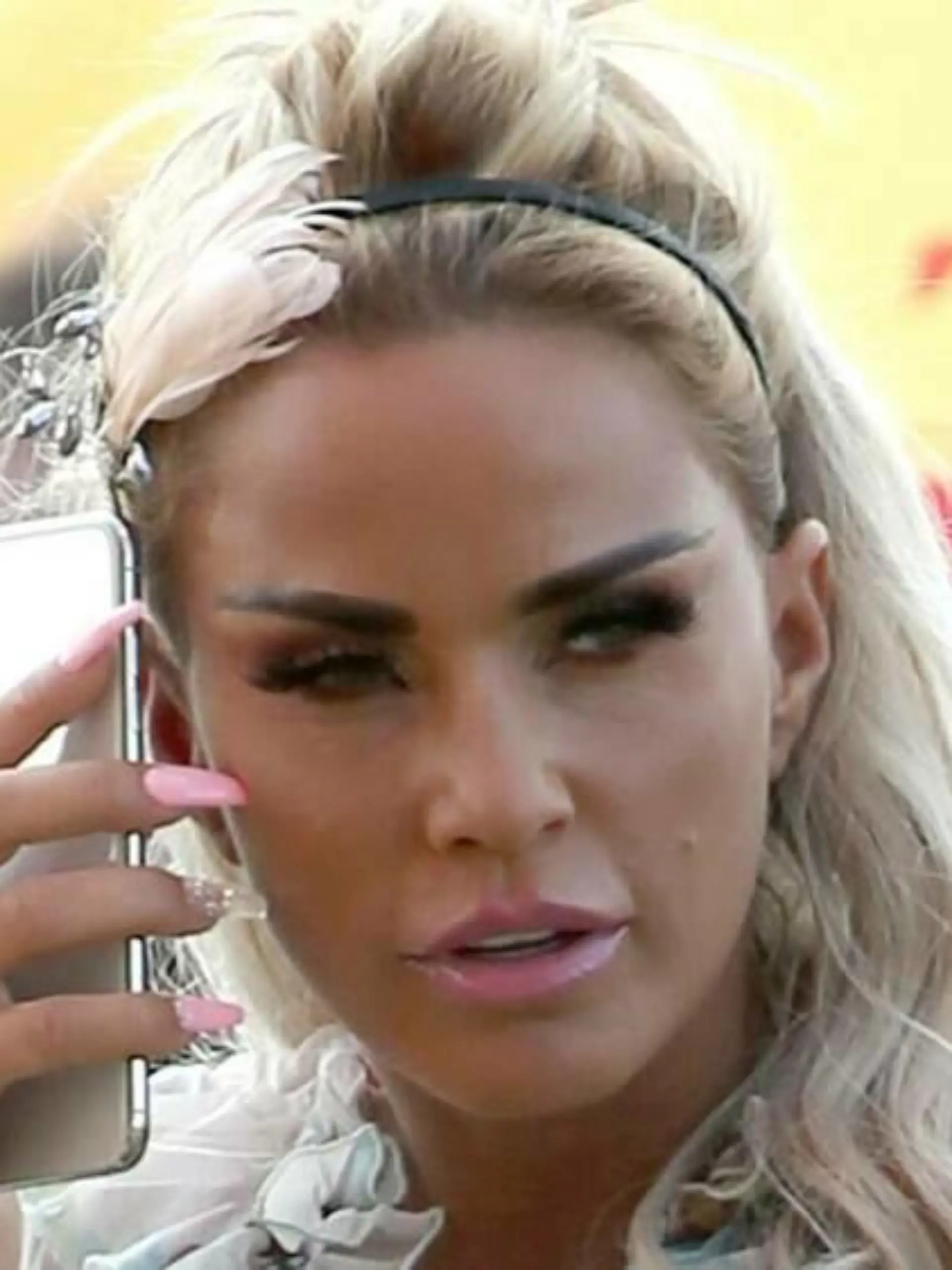 Katie Price hat sich beide Füße gebrochen