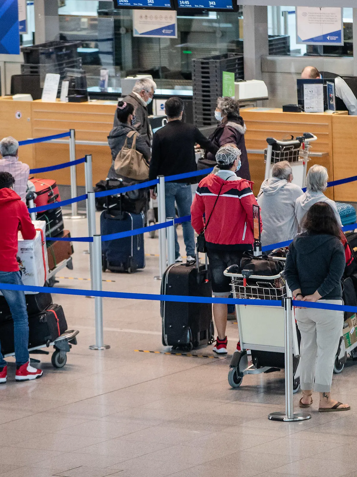 10.06.2020, Baden-Württemberg, Stuttgart: Fluggäste geben am Flughafen Stuttgart ihr Gepäck am Check-In-Schalter auf. Ab kommender Woche sollen vom Flughafen Stuttgart aus wieder in größerem Umfang Flugzeuge nach Palma de Mallorca starten. Foto: Christoph Schmidt/dpa +++ dpa-Bildfunk +++