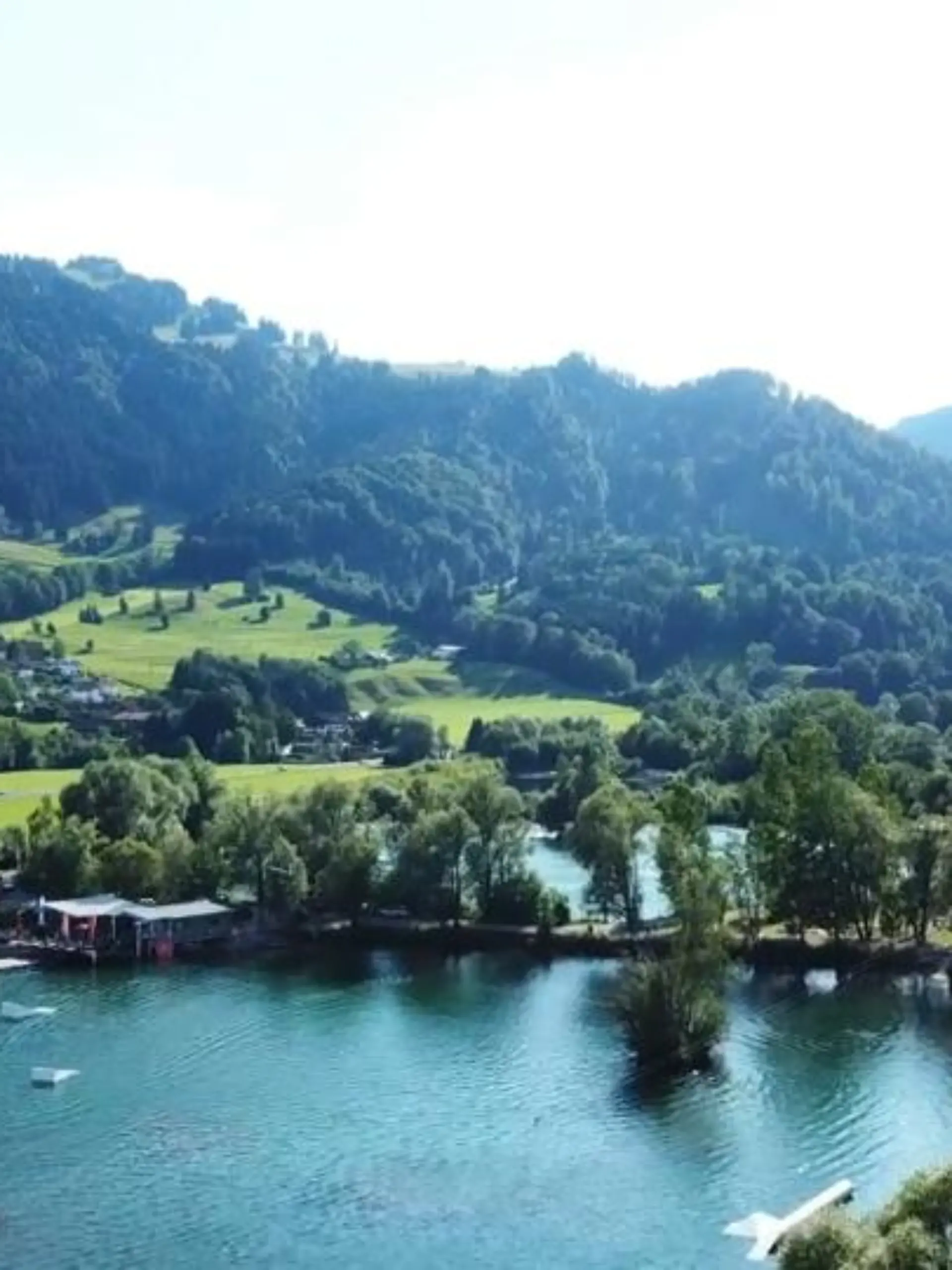 Meer oder Berge: Deutschland hat Reisenden viel zu bieten. Aber wo ist es am schönsten? Unsere Reporterinnen wollten es wissen und treten im Urlaubs-Battle gegeneinander an: Ostsee gegen Allgäu. Was die beiden alles erleben, welche wunderschönen Ecken Deutschlands sie entdecken und wer letztendlich das große Urlaubs-Battle zwischen Bergen und Meer gewinnt, sehen Sie im Video!