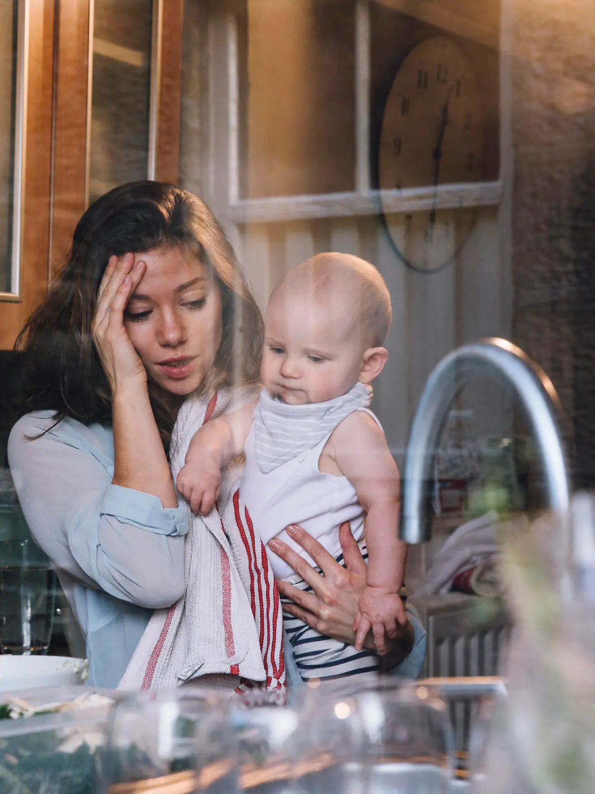 Gestresste Mutter zuhause mit dem Baby