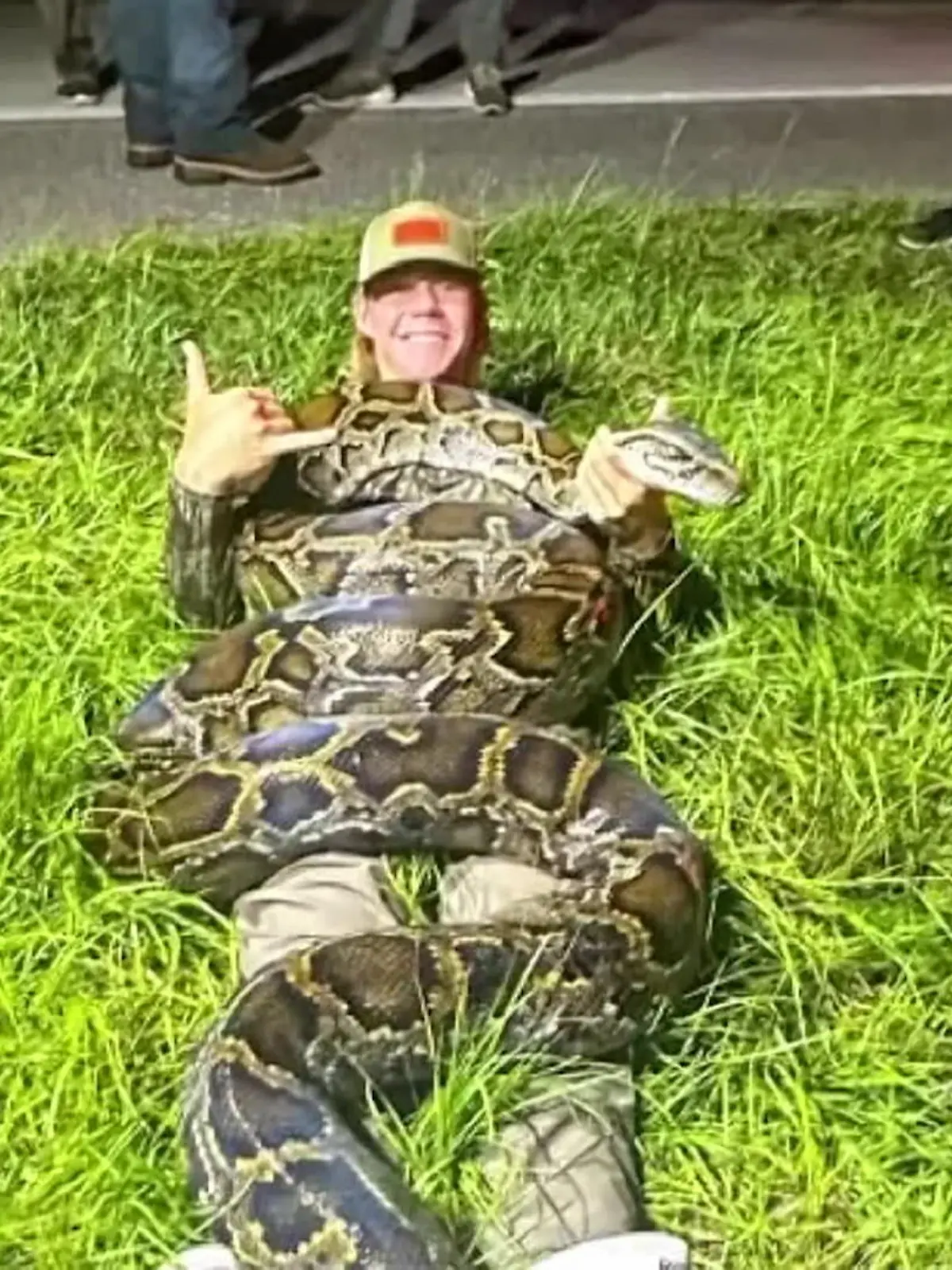Eine halbe Stunde lang ringt Jack Cronin mit einem über sechs Meter langen Python - und tötet sie mit bloßen Händen. In Florida ist die Jagd auf den burmesischen Python zwar einige Tage erlaubt, da die Art das Ökosystem bedroht. Aber ist es wirklich nötig, die Schlange eine halbe Stunde lang um ihr Leben kämpfen zu lassen – und dann auch noch Poser-Fotos zu schießen? Was Jack dazu sagt – im Video.