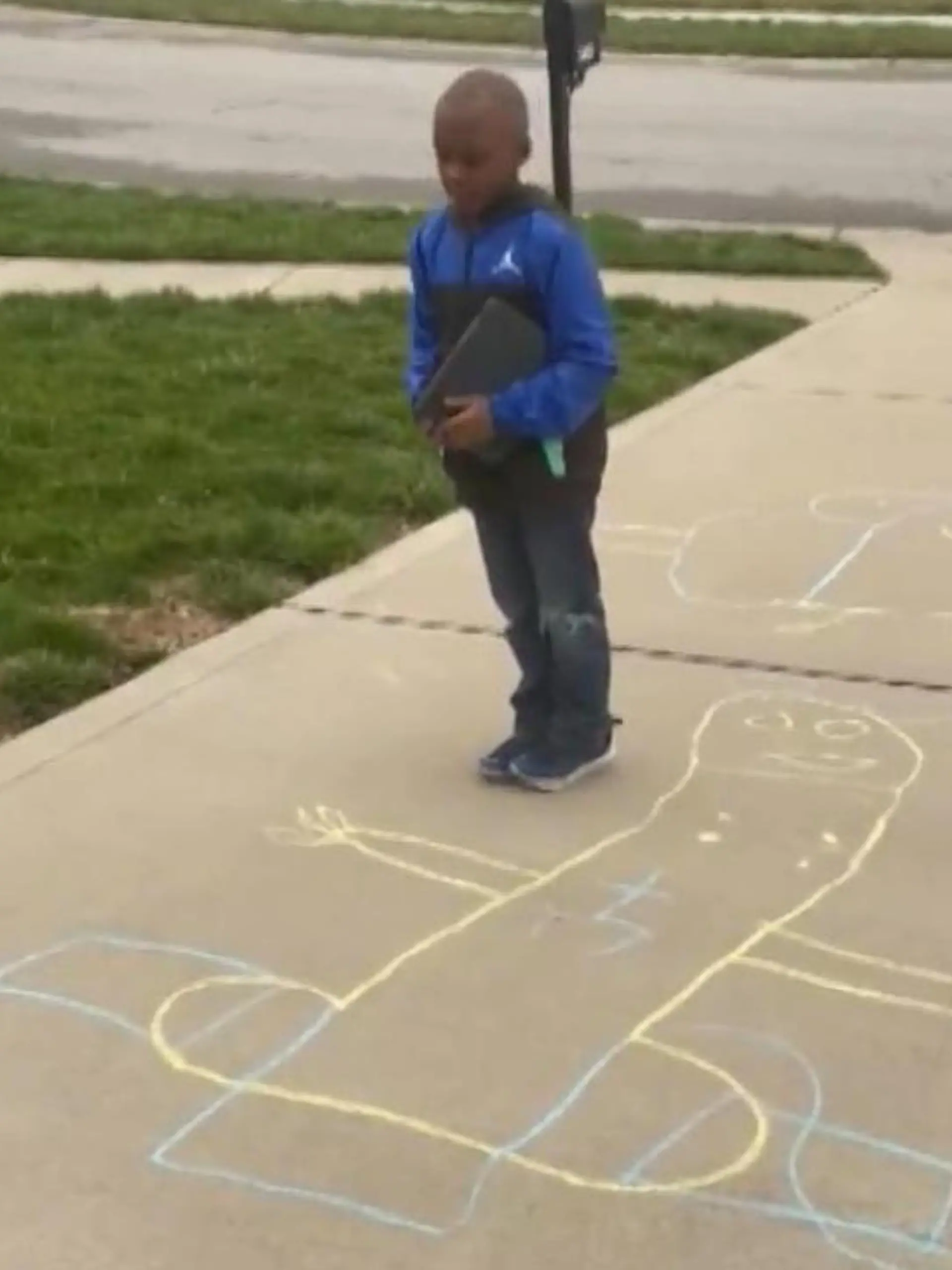 Bilder sagen ja bekanntlich mehr als 1.000 Worte. In Indiana in den USA hat ein kleiner Junge einen riesigen Penis in die Einfahrt gemalt. Seine Erklärung ist ganz simple und sein Vater reagiert wirklich cool.