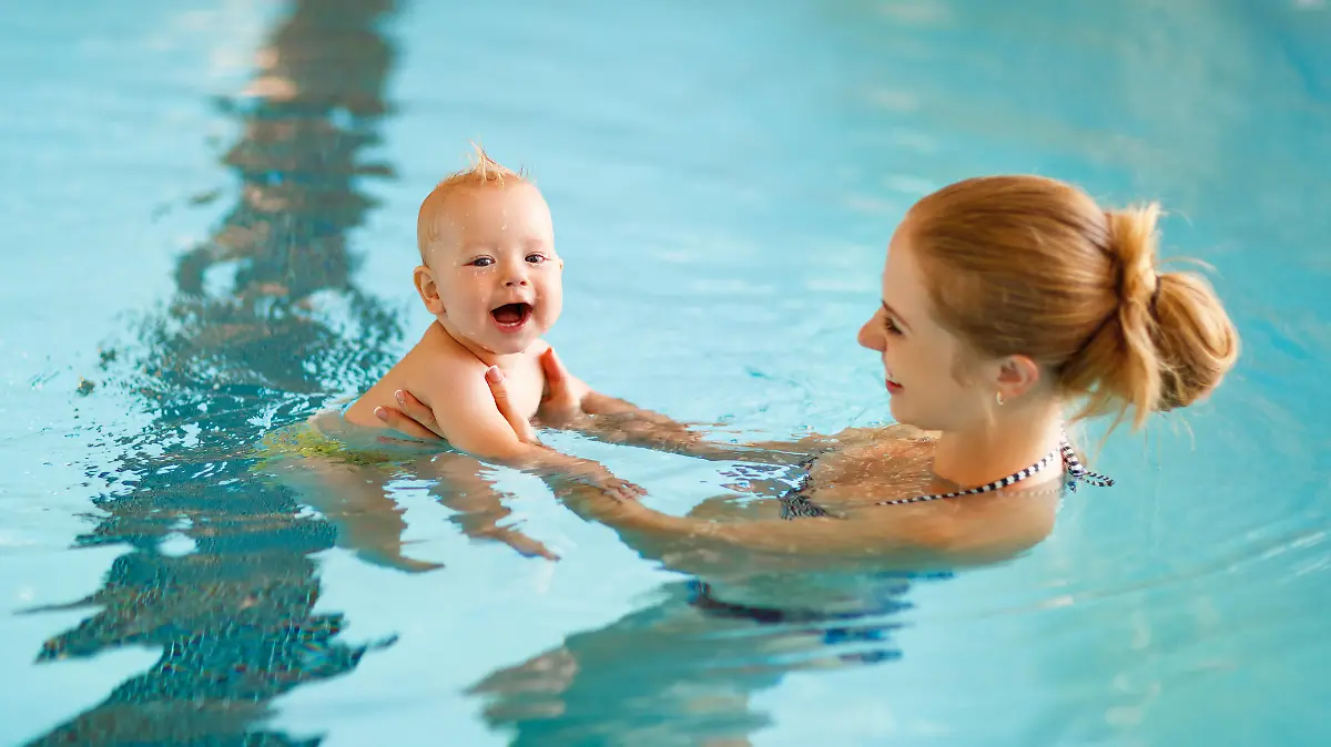 Mutter im Schwimmbad mit dem Baby