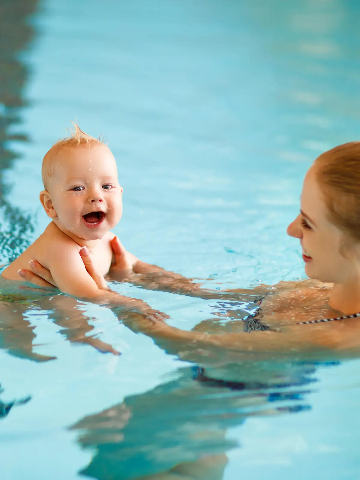 Mutter im Schwimmbad mit dem Baby