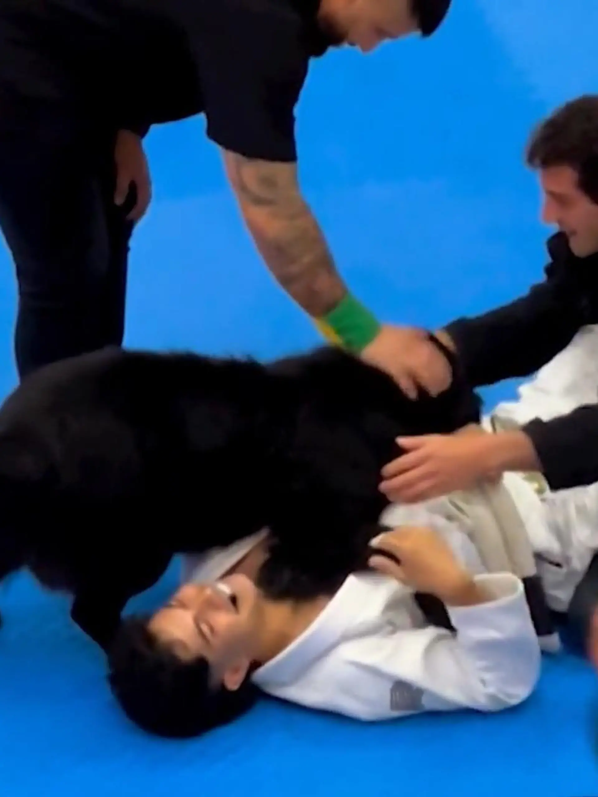 Mit diesem Hund braucht sich der Kampfsportler beim Gassigehen wohl keine Sorgen um seine Sicherheit zu machen.