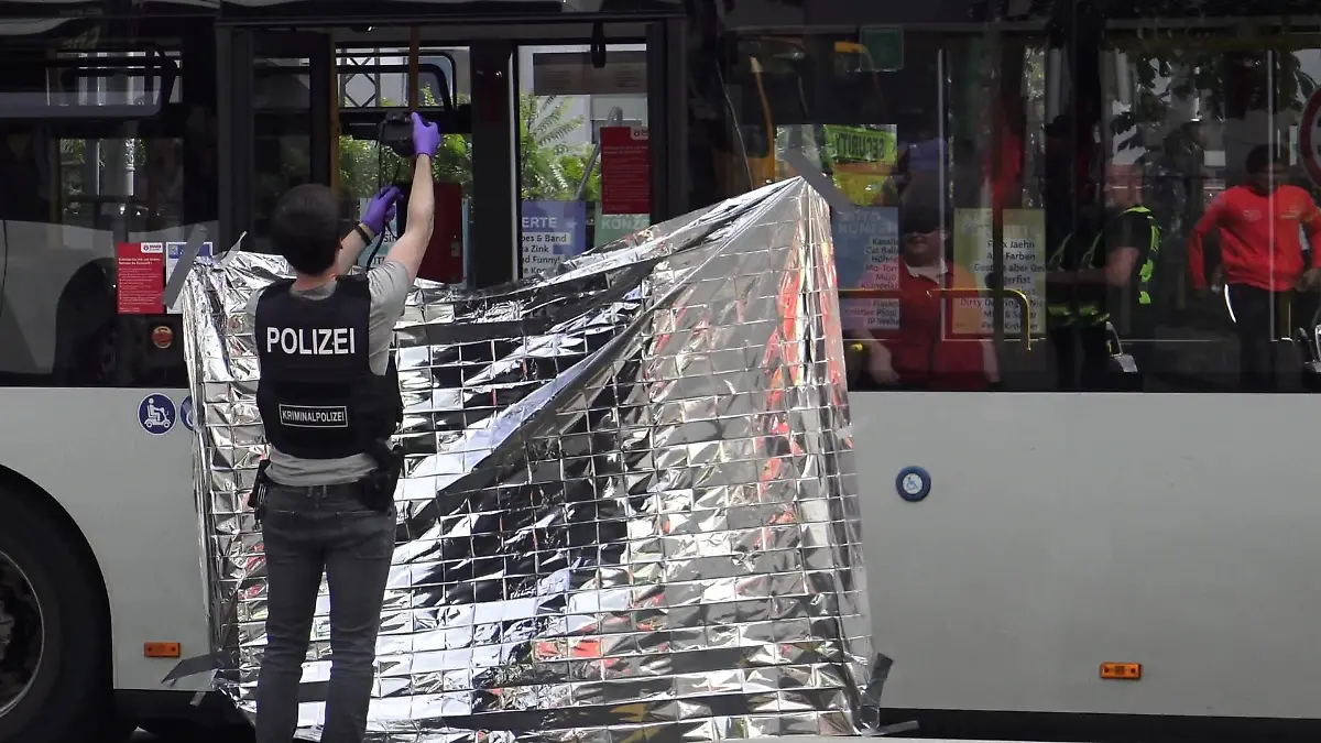 27.07.2020, Nordrhein-Westfalen, Bonn: Ein Mitarbeiter der Kriminalpolizei fotografiert den Tatort einer Messerattacke in einem Linienbus. Ein 55 Jahre alter Mann soll am Montag in einem Linienbus in der Nähe des Bonner Hauptbahnhofes einen anderen Fahrgast niedergestochen haben. Die Polizei nahm den Tatverdächtigen fest. (zu dpa «Messerattacke in Bonner Linienbus - 55-Jähriger festgenommen») Foto: Thomas Kraus/dpa +++ dpa-Bildfunk +++