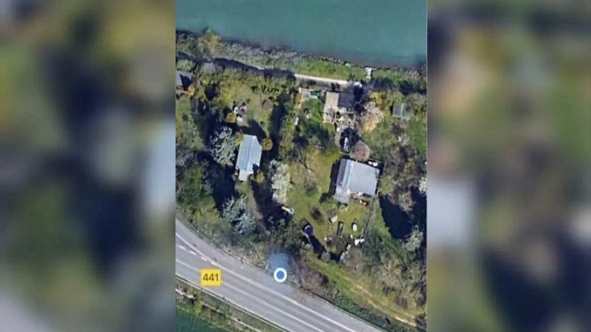 Gehört der freigelegte Keller zu dem Gartenhaus rechten Gartenhaus`?