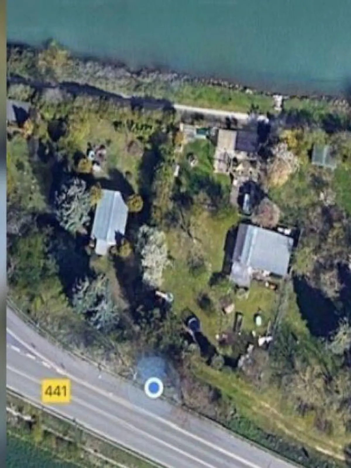 Gehört der freigelegte Keller zu dem Gartenhaus rechten Gartenhaus`?