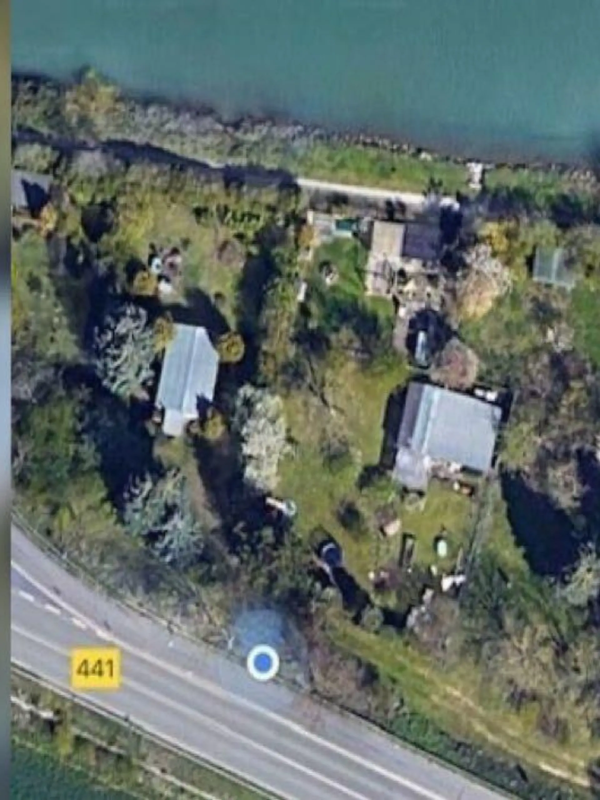 Gehört der freigelegte Keller zu dem Gartenhaus rechten Gartenhaus`?