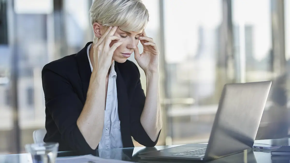 Exhausted businesswoman sitting at desk in office with closed eyes model released Symbolfoto property released PUBLICATIONxINxGERxSUIxAUTxHUNxONLY RBF06921