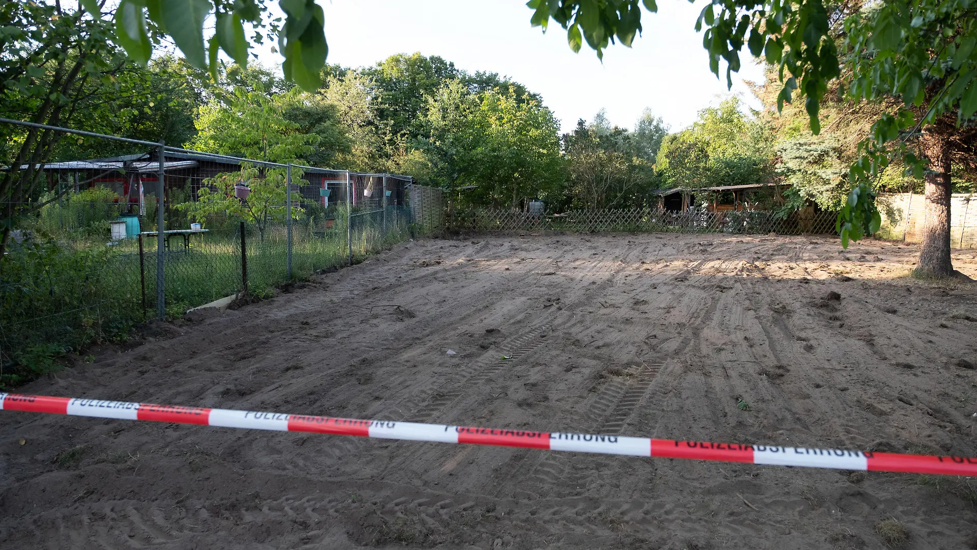 29.07.2020, Niedersachsen, Seelze: Sand ist auf der Kleingarten-Parzelle bei Seelze nach Beendigung der Polizeiaktion im Fall der vor 13 Jahren verschwundenen kleinen Maddie McCann zu sehen. Zwei Tage lang hatten Polizisten auf dem Grundstück das Erdreich mit Spaten und Harken durchkämmt. Die Grabungen stehen im Zusammenhang mit den Mordermittlungen gegen einen 43-jährigen Deutschen. Foto: Peter Steffen/dpa +++ dpa-Bildfunk +++