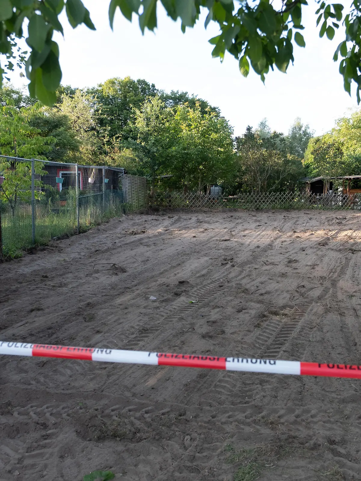 29.07.2020, Niedersachsen, Seelze: Sand ist auf der Kleingarten-Parzelle bei Seelze nach Beendigung der Polizeiaktion im Fall der vor 13 Jahren verschwundenen kleinen Maddie McCann zu sehen. Zwei Tage lang hatten Polizisten auf dem Grundstück das Erdreich mit Spaten und Harken durchkämmt. Die Grabungen stehen im Zusammenhang mit den Mordermittlungen gegen einen 43-jährigen Deutschen. Foto: Peter Steffen/dpa +++ dpa-Bildfunk +++