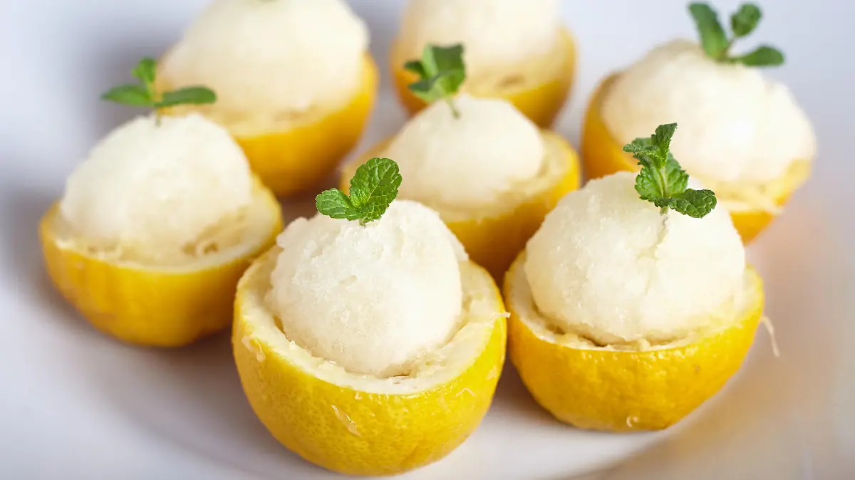 Eis in ausgehöhlten Zitronenhälften