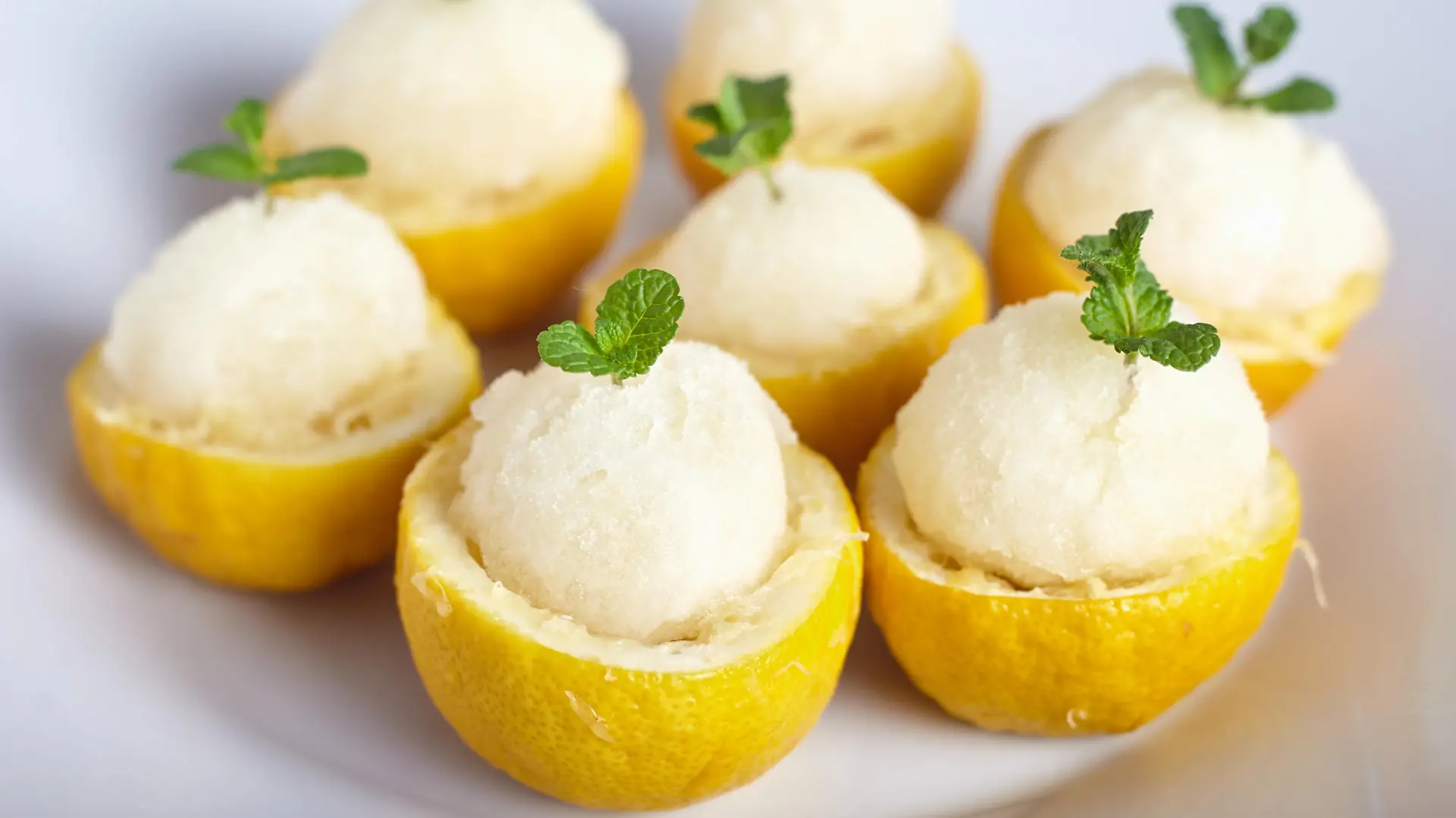 Eis in ausgehöhlten Zitronenhälften