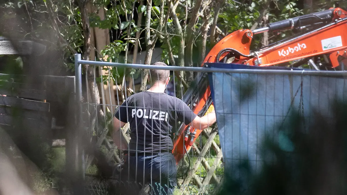  Niedersachsen, Seelze, 29.07.2020, Im Fall der verschwundenen kleinen Maddie McCann setzt die Polizei die Grabungsarbeiten in einem Kleingarten bei Hannover fort. *** Lower Saxony, Seelze, 29 07 2020, In the case of the missing little Maddie McCann, the police continue the excavation work in an allotment garden near Hanover