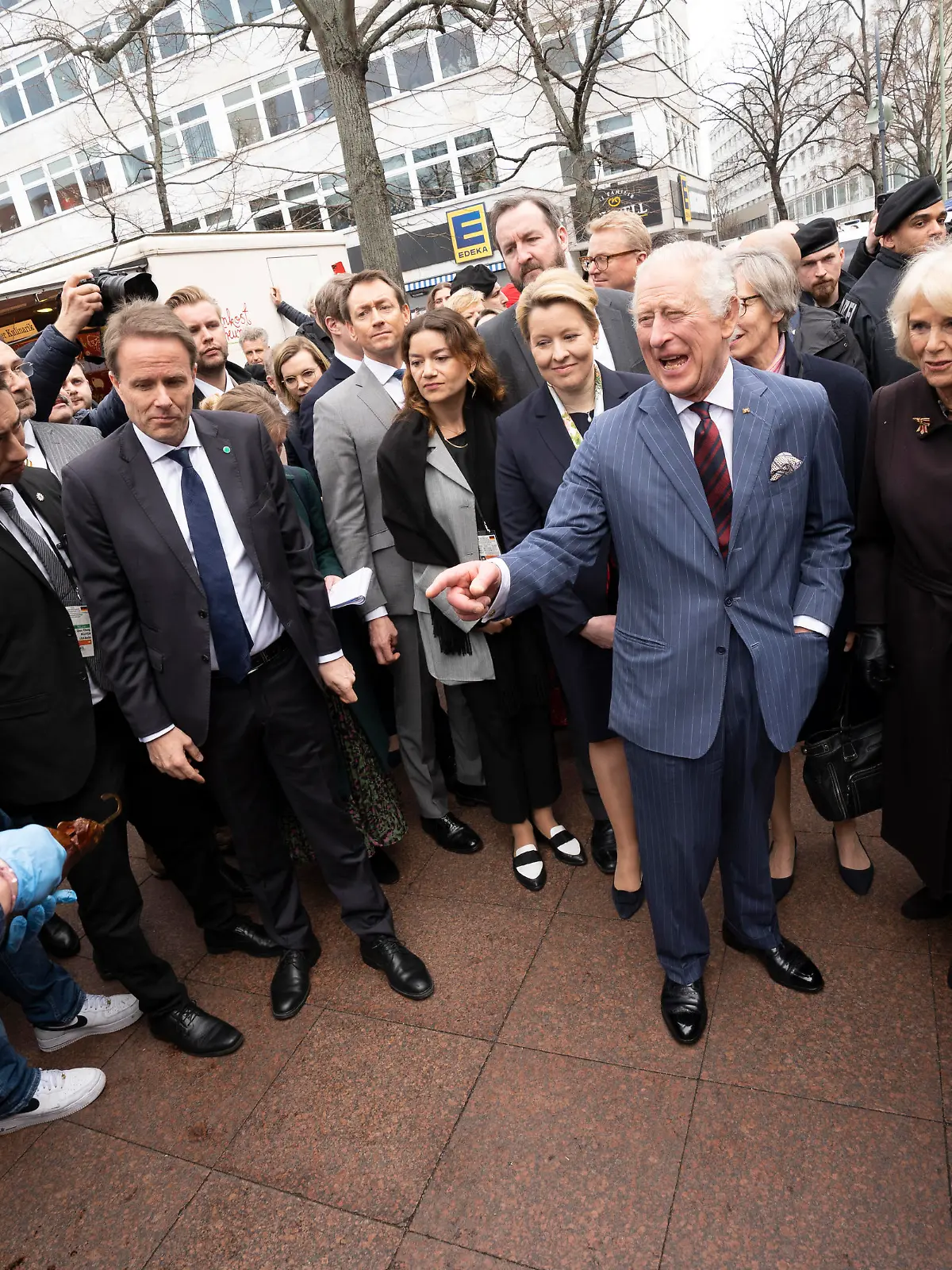 Adel: Royaler Staatsbesuch - Marktbesuch auf dem Berliner Wittenbergplatz  - State visit of King Charles III and Queen Consort Camilla of the United Kingdom of Great Britain and Northern Ireland to the Federal Republic of Germany from 29 to 31 March 2023 - Staatsbesuch von Koenig Charles III. und Koenigin-Gemahlin Camilla des Vereinigten Koenigreichs Grossbritannien und Nordirland in der Bundesrepublik Deutschland vom 29. bis 31. Maerz 2023 - Visit to market on Wittenbergplatz in Berlin Central - Besuch Markt am Wittenbergplatz im Berliner Zentrum -