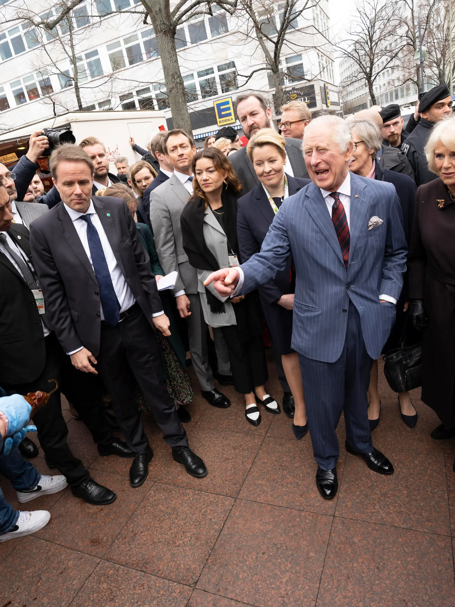 Adel: Royaler Staatsbesuch - Marktbesuch auf dem Berliner Wittenbergplatz  - State visit of King Charles III and Queen Consort Camilla of the United Kingdom of Great Britain and Northern Ireland to the Federal Republic of Germany from 29 to 31 March 2023 - Staatsbesuch von Koenig Charles III. und Koenigin-Gemahlin Camilla des Vereinigten Koenigreichs Grossbritannien und Nordirland in der Bundesrepublik Deutschland vom 29. bis 31. Maerz 2023 - Visit to market on Wittenbergplatz in Berlin Central - Besuch Markt am Wittenbergplatz im Berliner Zentrum -