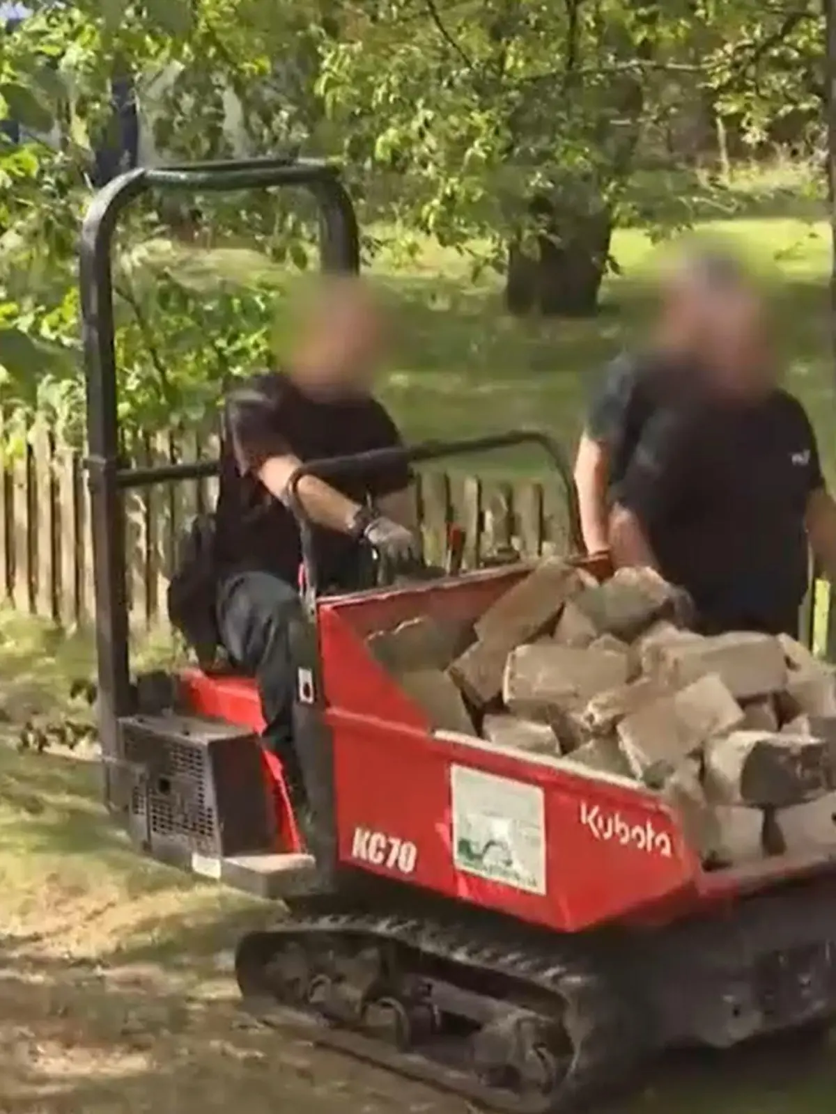 Hier bringen Ermittler Teile des ausgegrabenen Fundaments weg.