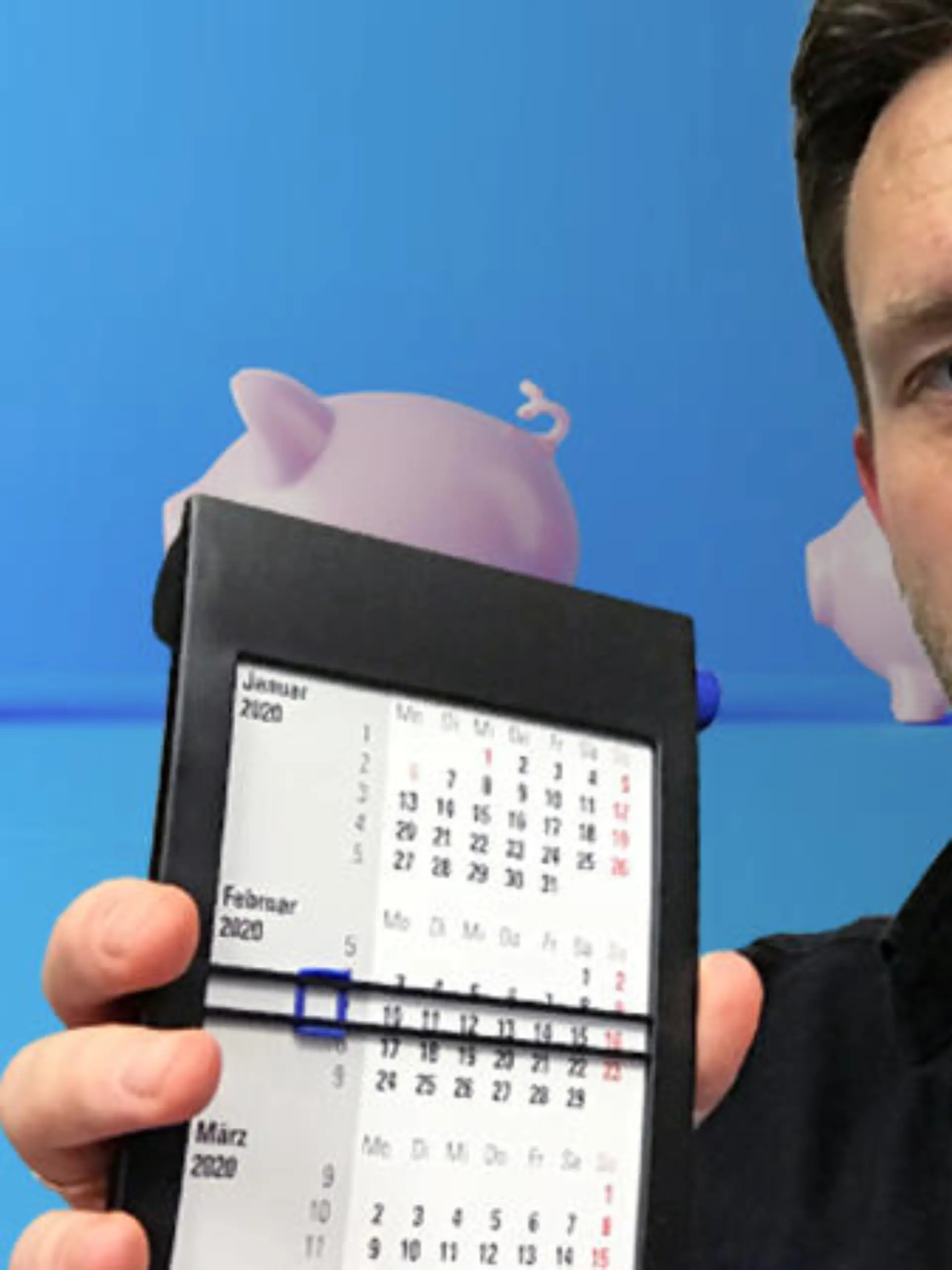 Sebastian Priggemeier mit Kalender