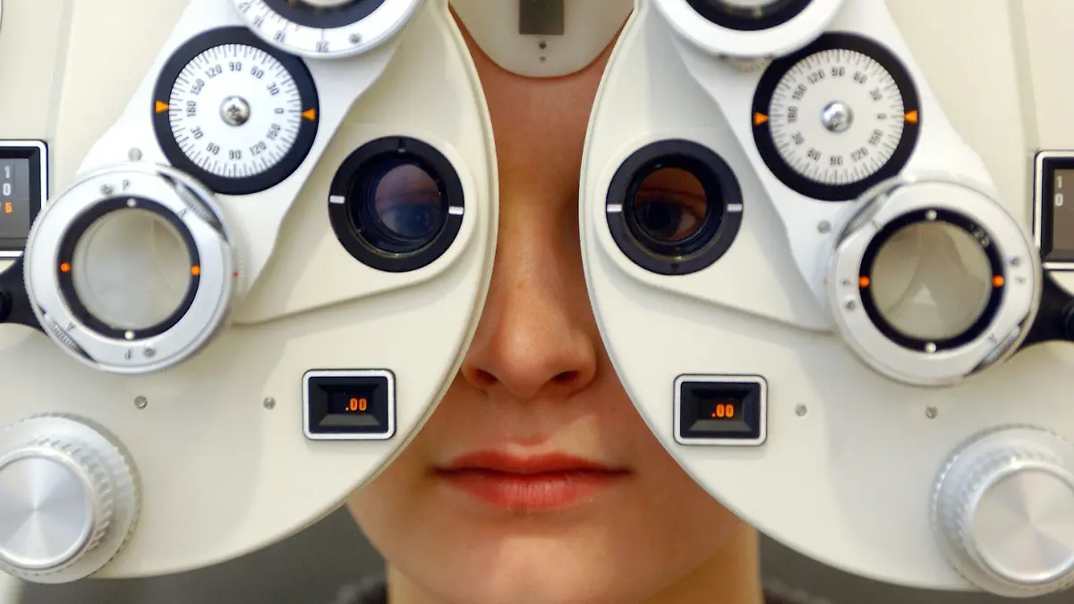 In einem Optikerfachgeschäft in Frankfurt (Oder) unterzieht sich die Kundin Caroline Löpert einem Sehtest mit Hilfe eines Phoropters. Brillen werden immer häufiger direkt vom Augenoptiker bestimmt und abgegeben. Nach Erhebungen des Zentralverbandes der Augenoptiker (ZVA) sind im vergangenen Jahr rund 55 Prozent der Brillen von den Augenoptikern direkt "verordnet" worden. Damit setzt sich der Trend zur "Brille aus einer Hand" fort - ohne Rezept, aber mit den Leistungen der Krankenkassen. Die gute Erreichbarkeit, kundenfreundliche Öffnungszeiten und kurze Wartezeiten geben oft den Ausschlag für den Besuch beim Optiker. Das Leistungsspektrum des Augenoptikers ist vielfältig und geht weit über die Brillenfertigung und -abgabe hinaus. Sehberatung und Brillenglasbestimmung gehören dazu.Foto: Patrick Pleul ZB FUNKREGIO OST/lbn - Honorarfrei nur für Bezieher des ZB-Regiodienstes -