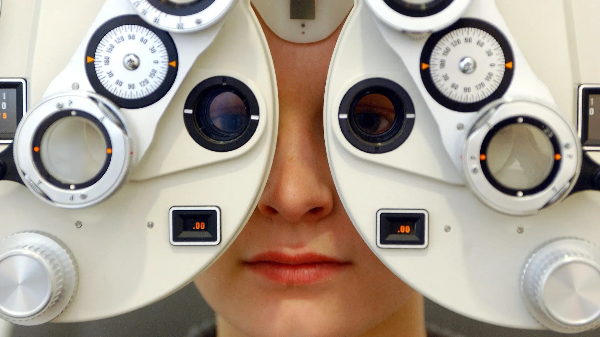 In einem Optikerfachgeschäft in Frankfurt (Oder) unterzieht sich die Kundin Caroline Löpert einem Sehtest mit Hilfe eines Phoropters. Brillen werden immer häufiger direkt vom Augenoptiker bestimmt und abgegeben. Nach Erhebungen des Zentralverbandes der Augenoptiker (ZVA) sind im vergangenen Jahr rund 55 Prozent der Brillen von den Augenoptikern direkt "verordnet" worden. Damit setzt sich der Trend zur "Brille aus einer Hand" fort - ohne Rezept, aber mit den Leistungen der Krankenkassen. Die gute Erreichbarkeit, kundenfreundliche Öffnungszeiten und kurze Wartezeiten geben oft den Ausschlag für den Besuch beim Optiker. Das Leistungsspektrum des Augenoptikers ist vielfältig und geht weit über die Brillenfertigung und -abgabe hinaus. Sehberatung und Brillenglasbestimmung gehören dazu.Foto: Patrick Pleul ZB FUNKREGIO OST/lbn - Honorarfrei nur für Bezieher des ZB-Regiodienstes -