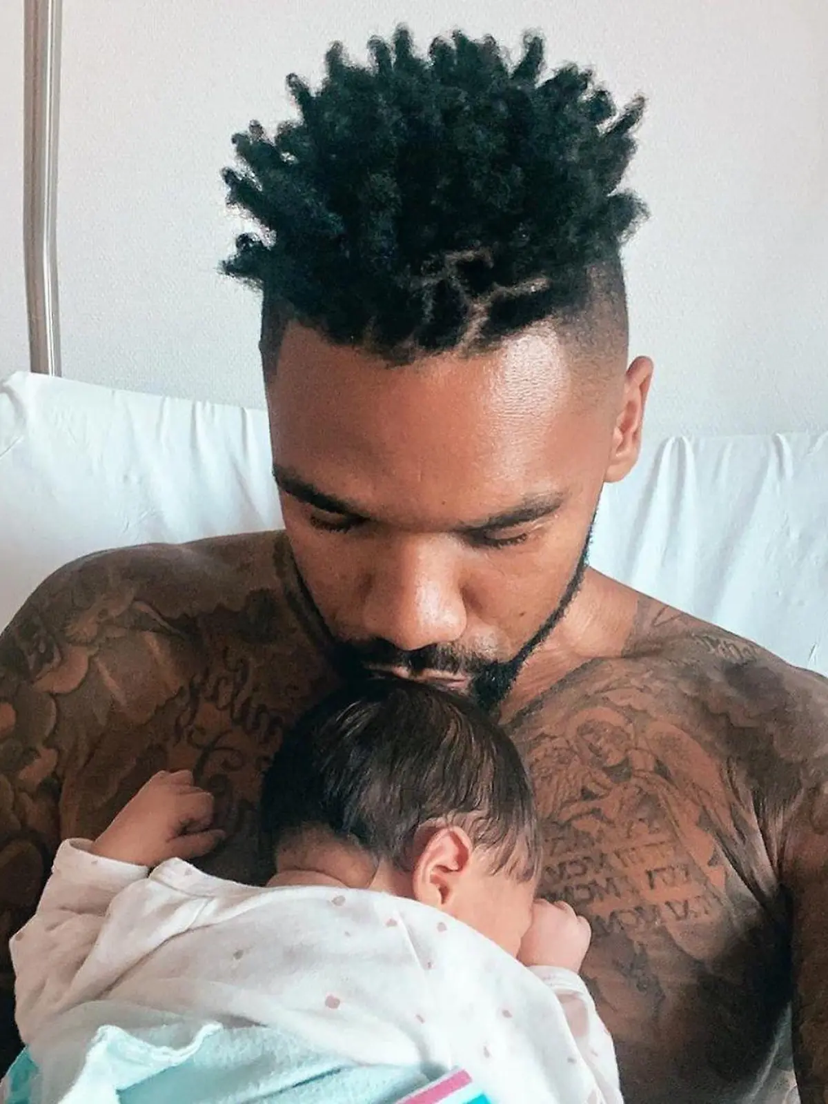 Baby Kyla ist da: Dominic Harrison darf seine Damen endlich mit nach Hause nehmen.