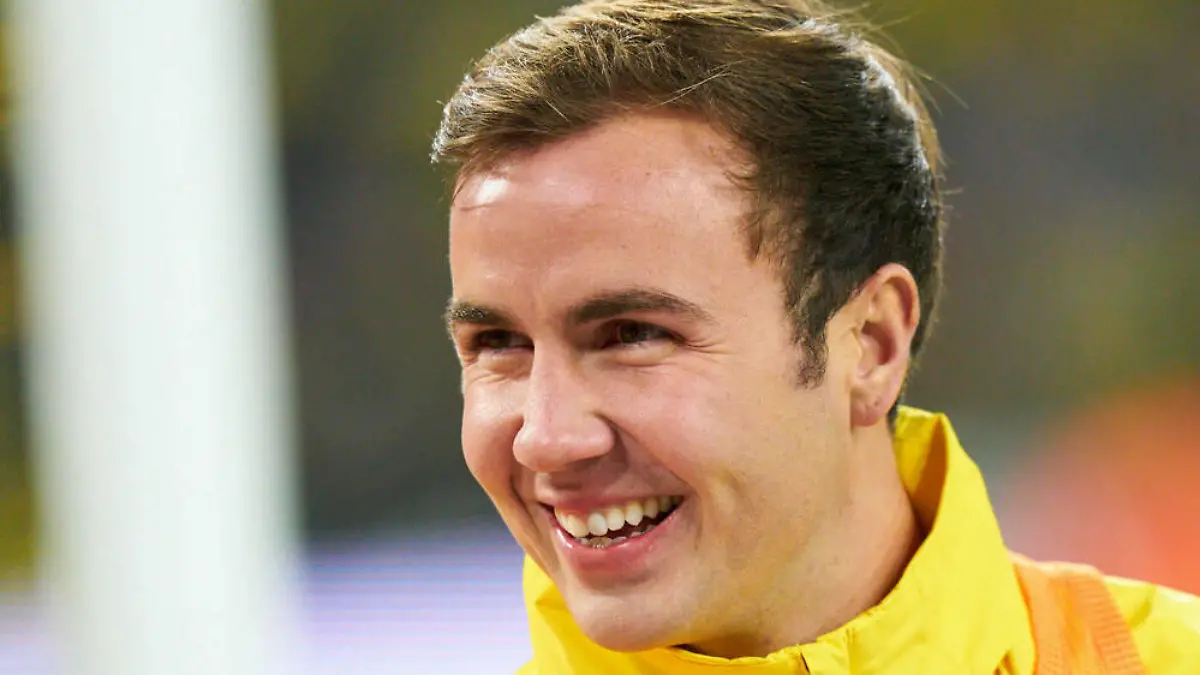 Mario Götze teilt süße Knuddeleinheit mit Söhnchen Rome
