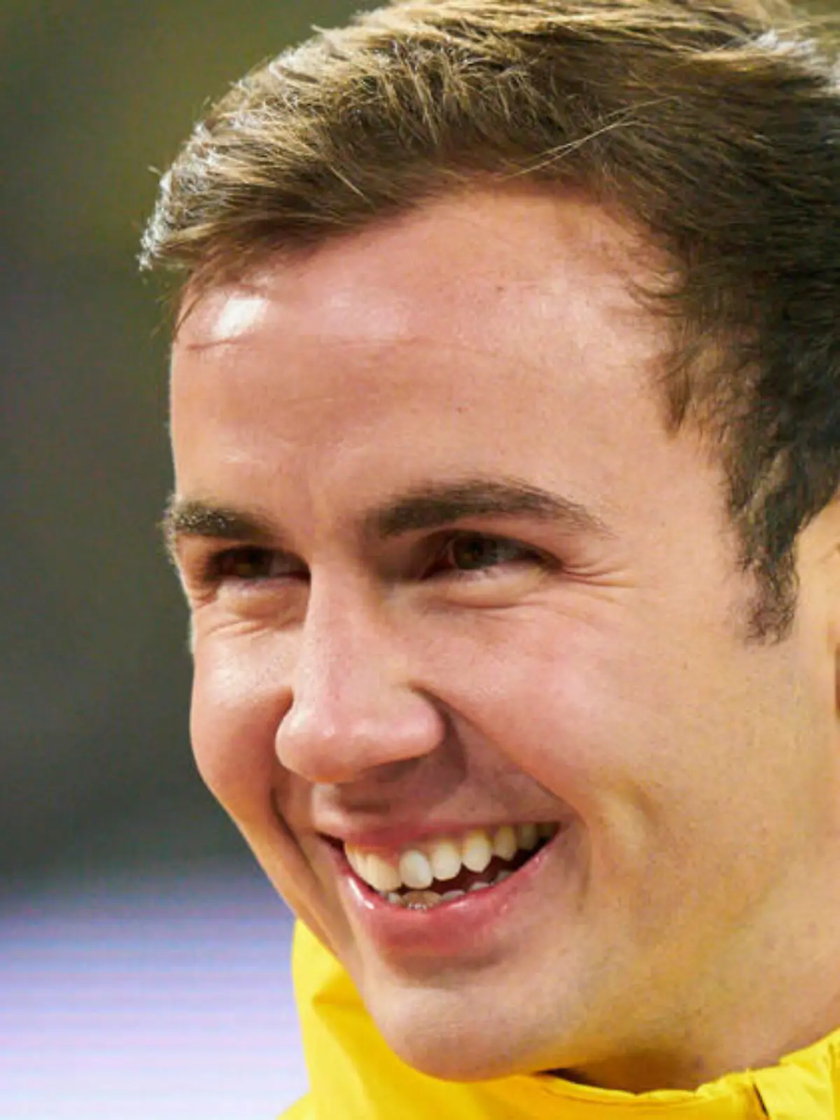Mario Götze teilt süße Knuddeleinheit mit Söhnchen Rome