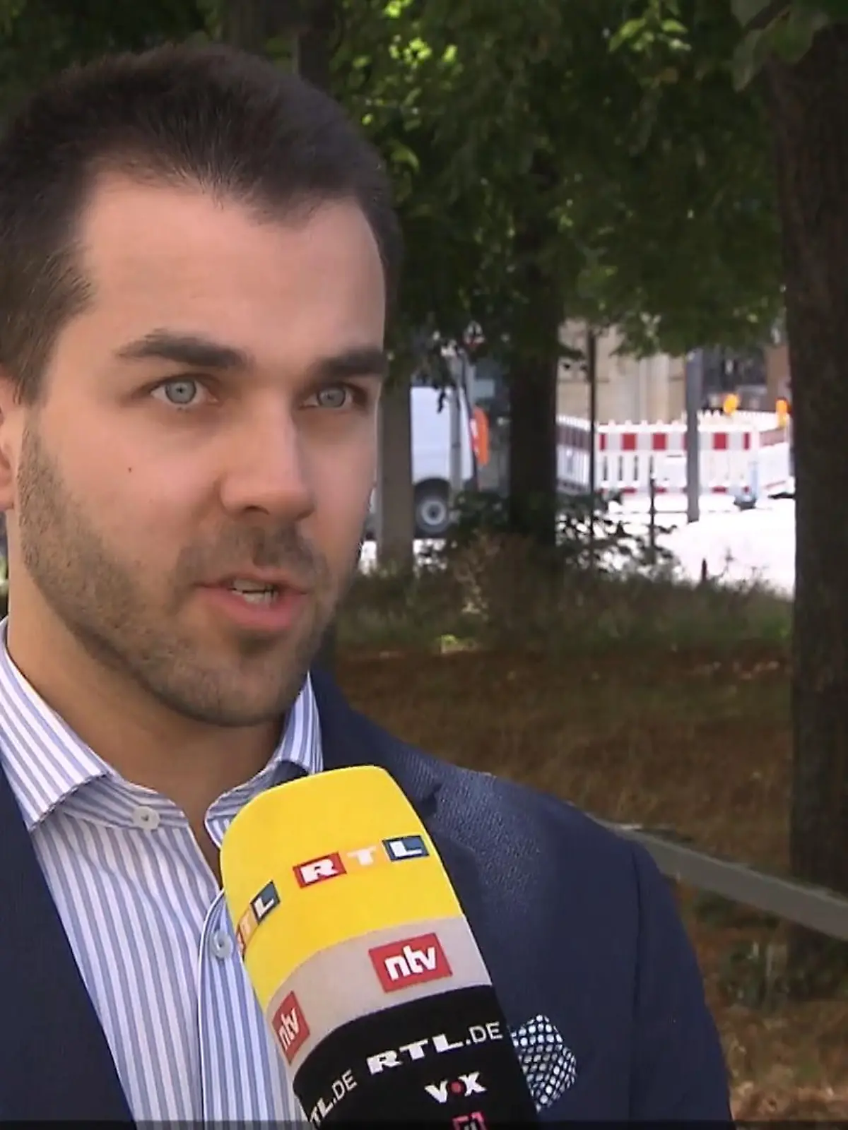 Bagger suchen in Seelze bei Hannover nach Beweisen. Beweise, die Christian B., den mutmaßlichen Entführer von Maddie McCann, überführen können. Das Aufgebot ist groß.
Für Profiler Mark Hofmann ein Indiz dafür, dass die Staatsanwaltschaft noch nicht genug in der Hand hat, um Christian B. wegen Mordes anzuklagen.