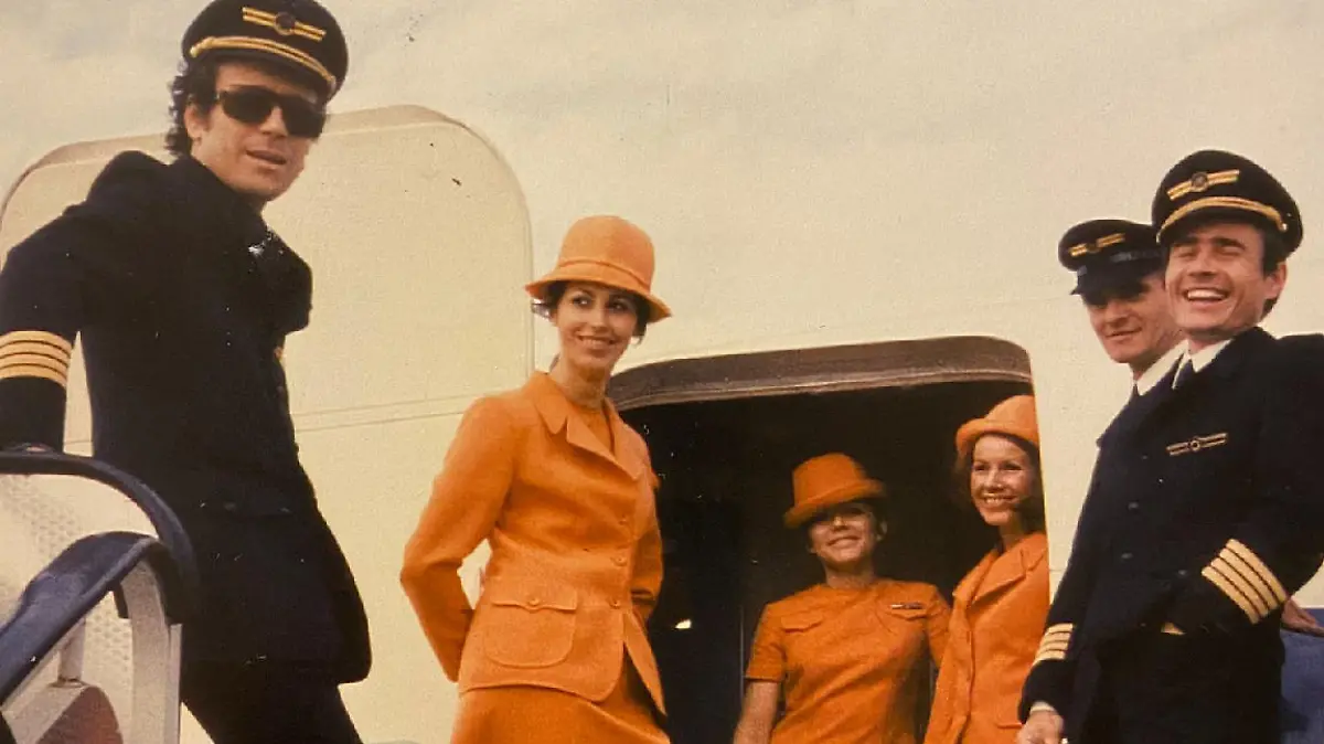 Gemeinsam mit seiner Crew steht Kapitän Helmut Spitzer (ganz links) an der Tür einer Boeing 727 von Hapag-Lloyd.