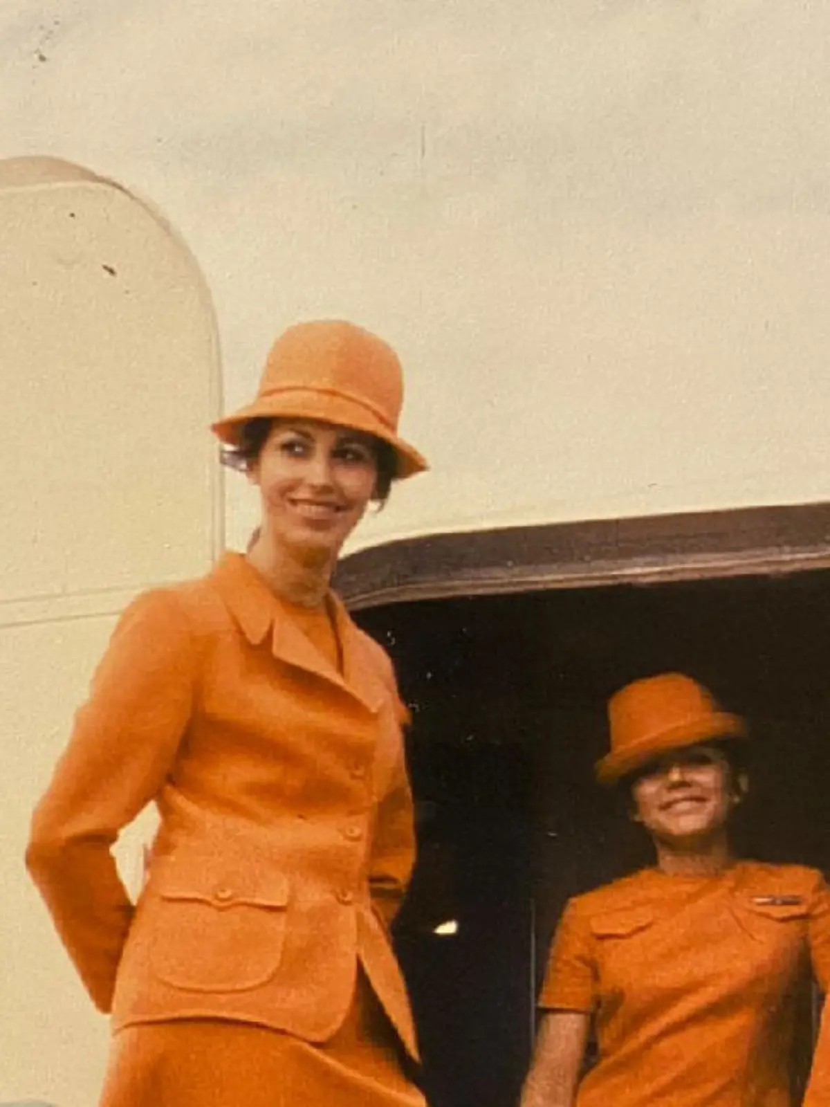 Gemeinsam mit seiner Crew steht Kapitän Helmut Spitzer (ganz links) an der Tür einer Boeing 727 von Hapag-Lloyd.