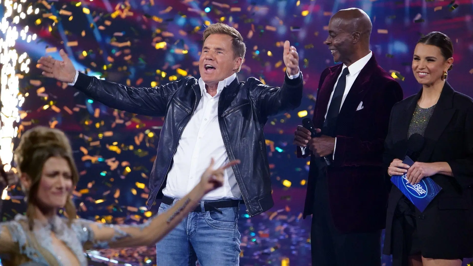 Jurymitglied Dieter Bohlen (l.) verkündet, dass 2024 die Suche nach einem neuen Superstar in eine weitere Staffel geht. In der Mitte Studiogast Bruce Darnell, rechts Moderatorin Laura Wontorra.
Die Verwendung des sendungsbezogenen Materials ist nur mit dem Hinweis und Verlinkung auf RTL+ gestattet.