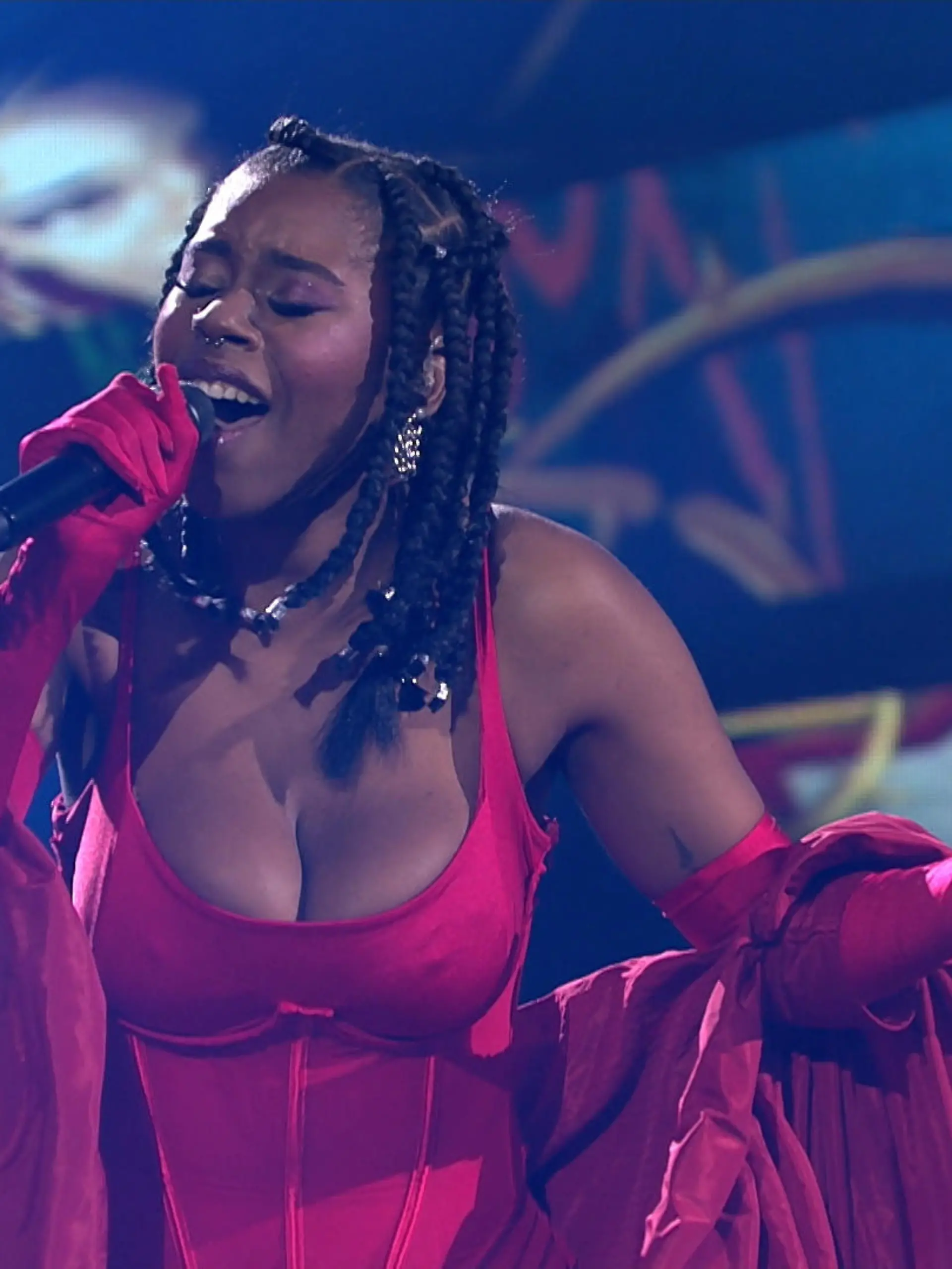 Endlich wieder Live-Feeling bei der ersten Liveshow von „Deutschland sucht den Superstar“ 2023 (alle Liveshows gibt es immer samstags um 20.15 Uhr bei RTL). Die Top 10-Kandidaten müssen dort einige Siegertitel aus der DSDS-Geschichte in ihrer ganz eigenen Version interpretieren. Rose Ndumba hat die Ehre, den Siegersong „Don’t believe“ von Mehrzad Marashi zu singen.